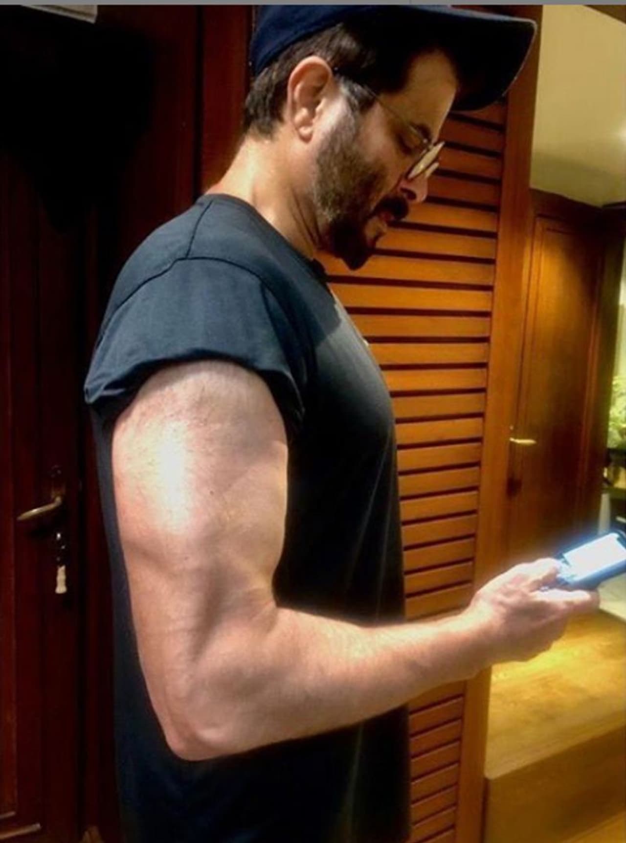 <p>തന്റെ തിരക്കുകൾക്കിടയിൽ ഫിറ്റ്നസ് ദിനചര്യയുടെ കാര്യത്തിൽ വിട്ടുവീഴ്ചയ്ക്ക് തയ്യാറാകാത്ത താരം കൂടിയാണ് അനില് കപൂര്. ഇതിന്റെ ദൃശ്യങ്ങള് ഇന്സ്റ്റഗ്രാമില് പലപ്പോഴും പങ്കിടാറുമുണ്ട്. കഴിഞ്ഞ ദിവസം പങ്കുവച്ച മറ്റൊരു ചിത്രമാണ് ഇപ്പോൾ ആരാധകരെ ഞെട്ടിച്ചിരിക്കുന്നത്. </p> <p>തന്റെ തിരക്കുകൾക്കിടയിൽ ഫിറ്റ്നസ് ദിനചര്യയുടെ കാര്യത്തിൽ വിട്ടുവീഴ്ചയ്ക്ക് തയ്യാറാകാത്ത താരം കൂടിയാണ് അനില് കപൂര്. ഇതിന്റെ ദൃശ്യങ്ങള് ഇന്സ്റ്റഗ്രാമില് പലപ്പോഴും പങ്കിടാറുമുണ്ട്. കഴിഞ്ഞ ദിവസം പങ്കുവച്ച മറ്റൊരു ചിത്രമാണ് ഇപ്പോൾ ആരാധകരെ ഞെട്ടിച്ചിരിക്കുന്നത്. </p>