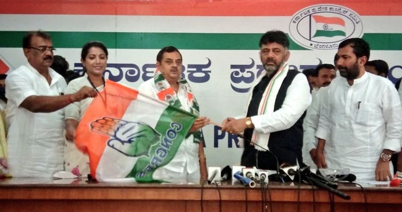 <p>ಕೆಪಿಸಿಸಿ ಕಚೇರಿಯಲ್ಲಿ ಗುರುವಾರ ಆಯೋಜಿಸಿದ್ದ ವಿವಿಧ ಪಕ್ಷಗಳ ಮುಖಂಡರ ಪಕ್ಷ ಸೇರ್ಪಡೆ ಕಾರ್ಯಕ್ರಮದಲ್ಲಿ ಕುಂದಗೋಳ ಜೆಡಿಎಸ್ನ ಮಾಜಿ ಶಾಸಕ ಮಲ್ಲಿಕಾರ್ಜುನ ಎಸ್.ಅಕ್ಕಿ ಹಾಗೂ ಅವರ ನೂರಾರು ಬೆಂಬಲಿಗರಿಗೆ ಕಾಂಗ್ರೆಸ್ ಶಾಲು ಹೊದಿಸಿ, ಧ್ವಜ ನೀಡಿ ಡಿ.ಕೆ.ಶಿವಕುಮಾರ್ ಅವರು ಪಕ್ಷ ಸೇರ್ಪಡೆ ಮಾಡಿಕೊಂಡ ಬಳಿಕ ಮಾತನಾಡಿದ ಅವರು, ರಾಜರಾಜೇಶ್ವರಿ ನಗರದಲ್ಲಿ ಮಾರಾಮಾರಿ ರಾಜಕಾರಣ ನಡೆಯುತ್ತಿದೆ. ಮಾರಾಮಾರಿ ರಾಜಕಾರಣ ಮಾಡುವಂತಹ ಸಂಸ್ಕೃತಿ ಇರುವವರನ್ನು ನಾವು ಬೆಳೆಸಿದೆವಲ್ಲ ಎಂದು ಈಗ ಪಶ್ಚಾತ್ತಾಪ ಪಡಬೇಕಾಗಿದೆ. ನಾನು ಯಾರಿಗೂ ಗುರುವಲ್ಲ. ಎಲ್ಲರಿಗೂ ಶಿಷ್ಯನಾಗಿ ಇರುತ್ತೇನೆ. ಕಾನೂನು ಪಾಲನೆ ಮಾಡಿ, ಜನರ ರಕ್ಷಣೆ ಮಾಡಿ, ಆ ಕ್ಷೇತ್ರವನ್ನು ಮತ್ತೆ ಕಾಂಗ್ರೆಸ್ ಕ್ಷೇತ್ರವನ್ನಾಗಿ ಮಾಡಲು ಮಾತ್ರ ನಾವು ಪ್ರಯತ್ನಿಸುತ್ತೇವೆ ಎಂದರು.</p> <p>ಕೆಪಿಸಿಸಿ ಕಚೇರಿಯಲ್ಲಿ ಗುರುವಾರ ಆಯೋಜಿಸಿದ್ದ ವಿವಿಧ ಪಕ್ಷಗಳ ಮುಖಂಡರ ಪಕ್ಷ ಸೇರ್ಪಡೆ ಕಾರ್ಯಕ್ರಮದಲ್ಲಿ ಕುಂದಗೋಳ ಜೆಡಿಎಸ್ನ ಮಾಜಿ ಶಾಸಕ ಮಲ್ಲಿಕಾರ್ಜುನ ಎಸ್.ಅಕ್ಕಿ ಹಾಗೂ ಅವರ ನೂರಾರು ಬೆಂಬಲಿಗರಿಗೆ ಕಾಂಗ್ರೆಸ್ ಶಾಲು ಹೊದಿಸಿ, ಧ್ವಜ ನೀಡಿ ಡಿ.ಕೆ.ಶಿವಕುಮಾರ್ ಅವರು ಪಕ್ಷ ಸೇರ್ಪಡೆ ಮಾಡಿಕೊಂಡ ಬಳಿಕ ಮಾತನಾಡಿದ ಅವರು, ರಾಜರಾಜೇಶ್ವರಿ ನಗರದಲ್ಲಿ ಮಾರಾಮಾರಿ ರಾಜಕಾರಣ ನಡೆಯುತ್ತಿದೆ. ಮಾರಾಮಾರಿ ರಾಜಕಾರಣ ಮಾಡುವಂತಹ ಸಂಸ್ಕೃತಿ ಇರುವವರನ್ನು ನಾವು ಬೆಳೆಸಿದೆವಲ್ಲ ಎಂದು ಈಗ ಪಶ್ಚಾತ್ತಾಪ ಪಡಬೇಕಾಗಿದೆ. ನಾನು ಯಾರಿಗೂ ಗುರುವಲ್ಲ. ಎಲ್ಲರಿಗೂ ಶಿಷ್ಯನಾಗಿ ಇರುತ್ತೇನೆ. ಕಾನೂನು ಪಾಲನೆ ಮಾಡಿ, ಜನರ ರಕ್ಷಣೆ ಮಾಡಿ, ಆ ಕ್ಷೇತ್ರವನ್ನು ಮತ್ತೆ ಕಾಂಗ್ರೆಸ್ ಕ್ಷೇತ್ರವನ್ನಾಗಿ ಮಾಡಲು ಮಾತ್ರ ನಾವು ಪ್ರಯತ್ನಿಸುತ್ತೇವೆ ಎಂದರು.</p>