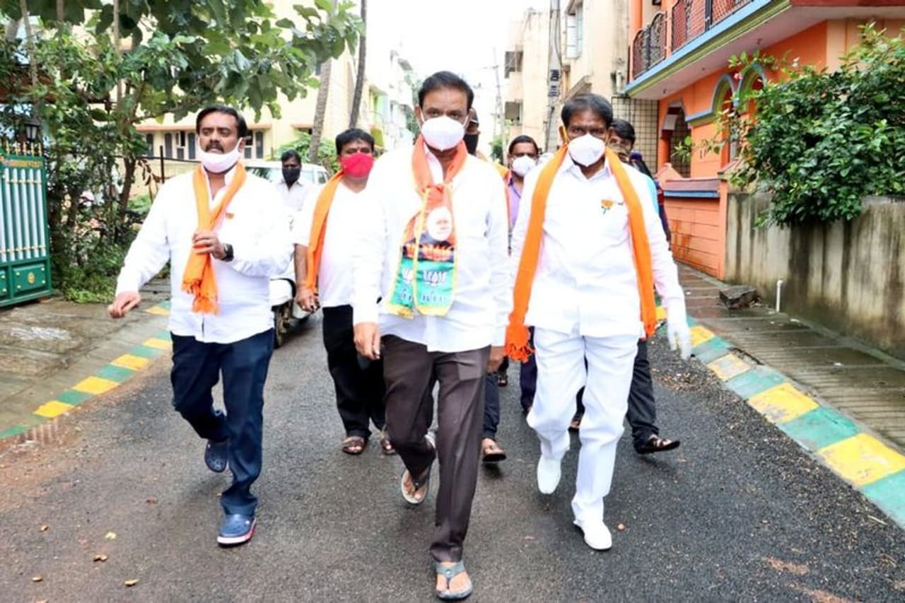 <p>ಈ ಚುನಾವಣೆಯಲ್ಲಿ ರಾಜಕೀಯ ದ್ವೇಷ ಕಂಡು ಬರುತ್ತಿಲ್ಲ. ಆದರೆ, ವೈಯಕ್ತಿಕ ದ್ವೇಷ ಹೆಚ್ಚಾಗಿ ಕಂಡು ಬರುತ್ತಿದೆ. ಈ ಕ್ಷೇತ್ರದಲ್ಲಿ ನ್ಯಾಯಯುತ ಚುನಾವಣೆ ಆಗಬೇಕಾದರೆ ಸೇನಾಪಡೆ ಅಗತ್ಯವಿದೆ. ಈ ಬಗ್ಗೆ ಚುನಾವಣಾ ಆಯೋಗಕ್ಕೆ ಪತ್ರ ಬರೆಯುತ್ತೇನೆ ಎಂದ ಮುನಿರತ್ನ</p> <p>ಈ ಚುನಾವಣೆಯಲ್ಲಿ ರಾಜಕೀಯ ದ್ವೇಷ ಕಂಡು ಬರುತ್ತಿಲ್ಲ. ಆದರೆ, ವೈಯಕ್ತಿಕ ದ್ವೇಷ ಹೆಚ್ಚಾಗಿ ಕಂಡು ಬರುತ್ತಿದೆ. ಈ ಕ್ಷೇತ್ರದಲ್ಲಿ ನ್ಯಾಯಯುತ ಚುನಾವಣೆ ಆಗಬೇಕಾದರೆ ಸೇನಾಪಡೆ ಅಗತ್ಯವಿದೆ. ಈ ಬಗ್ಗೆ ಚುನಾವಣಾ ಆಯೋಗಕ್ಕೆ ಪತ್ರ ಬರೆಯುತ್ತೇನೆ ಎಂದ ಮುನಿರತ್ನ</p>