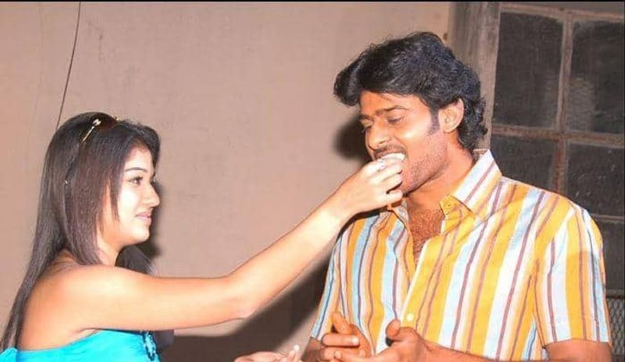 <p>రెబల్ స్టార్ కృష్ణంరాజుగా వారసుడిగా తెలుగు చిత్ర పరిశ్రమలోకి అడుగుపెట్టిన ప్రభాస్.. అనతి కాలంలోనే తనకంటూ ఓ ప్రత్యేకమైన ఇమేజ్ని, గుర్తింపును తెచ్చుకున్నారు. ప్రస్తుతం కృష్ణంరాజుని మించిన ఇమేజ్ ఆయన సొంతం కావడం విశేషం. </p> <p>రెబల్ స్టార్ కృష్ణంరాజుగా వారసుడిగా తెలుగు చిత్ర పరిశ్రమలోకి అడుగుపెట్టిన ప్రభాస్.. అనతి కాలంలోనే తనకంటూ ఓ ప్రత్యేకమైన ఇమేజ్ని, గుర్తింపును తెచ్చుకున్నారు. ప్రస్తుతం కృష్ణంరాజుని మించిన ఇమేజ్ ఆయన సొంతం కావడం విశేషం. </p>