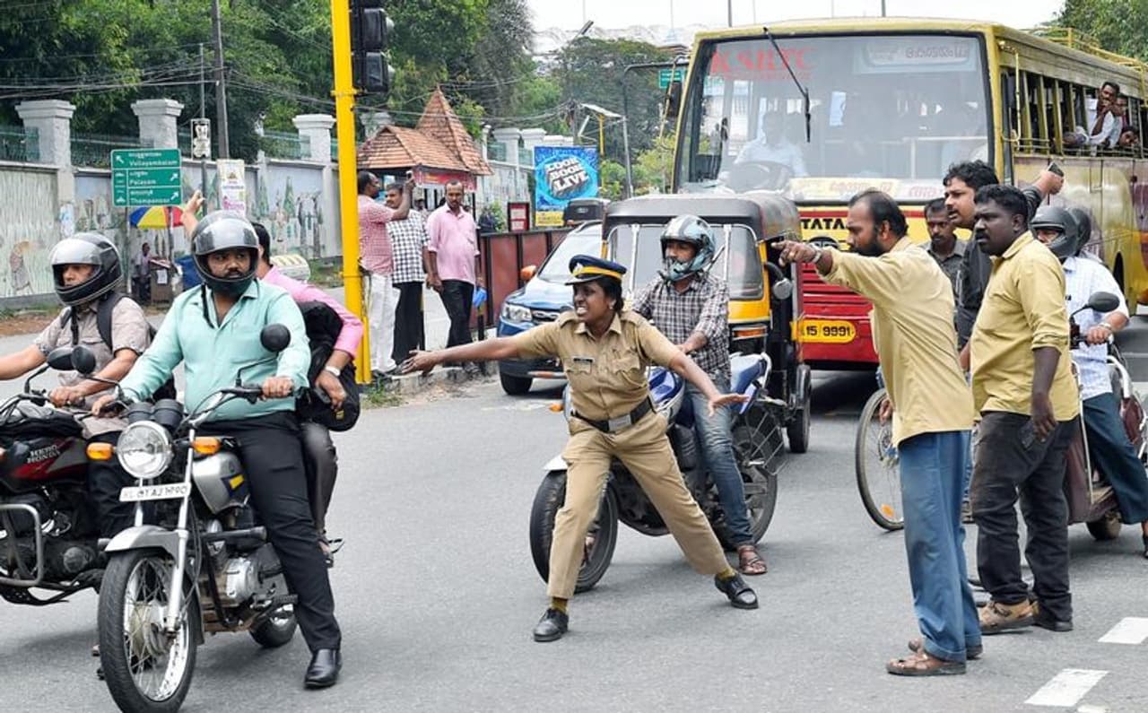<p>തിരക്കുള്ള റോഡില്‍ ഓട്ടോറിക്ഷാ ഡ്രൈവര്‍മാരുടെ നിര്‍ദ്ദേശത്തില്‍ ആവേശത്തോടെ ബൈക്ക് യാത്രക്കാര്‍ക്ക് നേര്‍ക്ക് തിരിയുന്ന വനിതാ പൊലീസിന്‍റെ ചിത്രത്തിനാണ് ഒന്നാം സ്ഥാനം. ഇന്ത്യന്‍ എക്സ്പ്രസില്‍ ജോലി ചെയ്യുന്ന ഫോട്ടോഗ്രാഫര്‍ വിന്‍സന്‍റ് പുളിക്കല്‍ പകര്‍ത്തിയതാണ് ഈ&nbsp;ചിത്രം.</p>