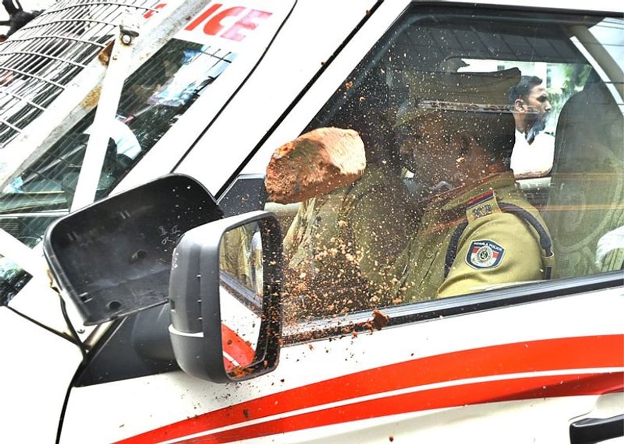 <p>ಇಷ್ಟು ದಿನ ವಾಹನ ಮಾಡಿಫಿಕೇಶನ್, ಕೂಲಿಂಗ್ ಪೇಪರ್ ಸೇರಿದಂತೆ ಹಲವು ಟ್ರಾಫಿಕ್ ನಿಯಮಗಳ ಕುರಿತು ಸಾರ್ವಜನಿಕರ ವಾಹನಗಳ ತಪಾಸಣೆ ಮಾಡುತ್ತಿದ್ದ ಪೊಲೀಸರು ಇದೀಗ ತಮ್ಮ ವಾಹನವನ್ನೇ ಪರಿಶೀಲಿಸುವಂತಾಗಿದೆ.</p> <p>ಇಷ್ಟು ದಿನ ವಾಹನ ಮಾಡಿಫಿಕೇಶನ್, ಕೂಲಿಂಗ್ ಪೇಪರ್ ಸೇರಿದಂತೆ ಹಲವು ಟ್ರಾಫಿಕ್ ನಿಯಮಗಳ ಕುರಿತು ಸಾರ್ವಜನಿಕರ ವಾಹನಗಳ ತಪಾಸಣೆ ಮಾಡುತ್ತಿದ್ದ ಪೊಲೀಸರು ಇದೀಗ ತಮ್ಮ ವಾಹನವನ್ನೇ ಪರಿಶೀಲಿಸುವಂತಾಗಿದೆ.</p>