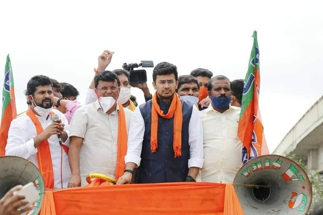 <p>ಗುರುವಾರ ಶಿರಾದಲ್ಲಿ ಪಕ್ಷದ ಅಭ್ಯರ್ಥಿ ರಾಜೇಶಗೌಡ ಪರ ರೋಡ್ ಶೋ ನಡೆಸಿದ ಬಳಿಕ ಸುದ್ದಿಗಾರರೊಂದಿಗೆ ಮಾತನಾಡಿದ ತೇಜಸ್ವಿ ಸೂರ್ಯ, ಇಡೀ ದೇಶದಲ್ಲಿ ಮೋದಿಯವರು ಪ್ರಧಾನಿಯಾದ ನಂತರ ಕಳೆದ ಆರು ವರ್ಷಗಳಲ್ಲಿ ಉದ್ಯೋಗ ಸೃಷ್ಟಿ ವೇಗವಾಗಿದೆ. ಆದರೆ ನಿರುದ್ಯೋಗ ಆಗಿರುವುದು ಮಾತ್ರ ಯುವರಾಜರಿಗೆ ಎಂದರು.</p> <p>ಗುರುವಾರ ಶಿರಾದಲ್ಲಿ ಪಕ್ಷದ ಅಭ್ಯರ್ಥಿ ರಾಜೇಶಗೌಡ ಪರ ರೋಡ್ ಶೋ ನಡೆಸಿದ ಬಳಿಕ ಸುದ್ದಿಗಾರರೊಂದಿಗೆ ಮಾತನಾಡಿದ ತೇಜಸ್ವಿ ಸೂರ್ಯ, ಇಡೀ ದೇಶದಲ್ಲಿ ಮೋದಿಯವರು ಪ್ರಧಾನಿಯಾದ ನಂತರ ಕಳೆದ ಆರು ವರ್ಷಗಳಲ್ಲಿ ಉದ್ಯೋಗ ಸೃಷ್ಟಿ ವೇಗವಾಗಿದೆ. ಆದರೆ ನಿರುದ್ಯೋಗ ಆಗಿರುವುದು ಮಾತ್ರ ಯುವರಾಜರಿಗೆ ಎಂದರು.</p>