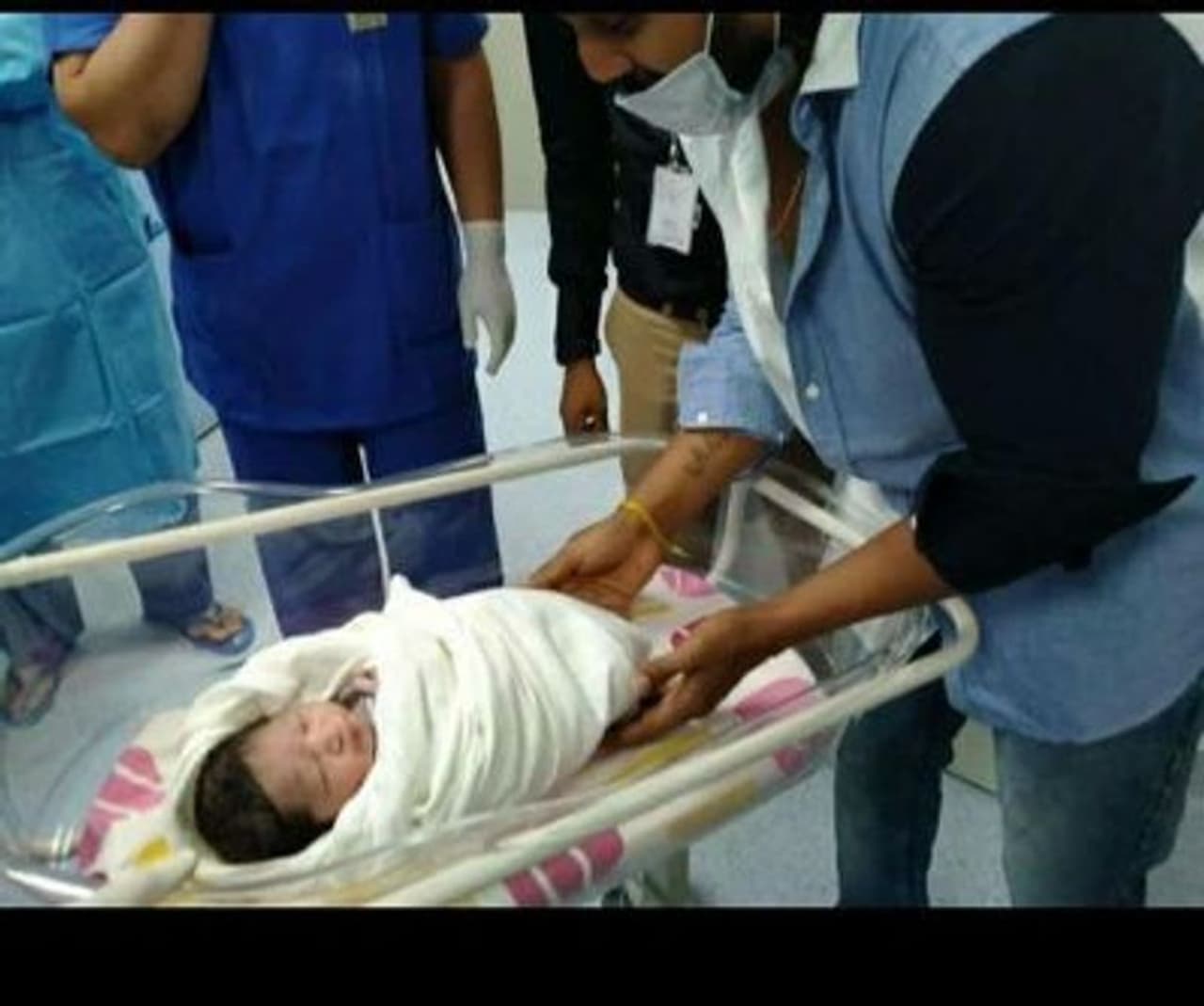 <p>కన్నడ హీరో చిరంజీవి సర్జా భార్య, నటి మేఘనా సర్జా పండంటి మగబిడ్డకు జన్మనిచ్చారు. దక్షిణ బెంగళూరులోని ఒక ప్రైవేట్ ఆసుపత్రిలో గురువారం డెలివరీ జరిగింది.</p>