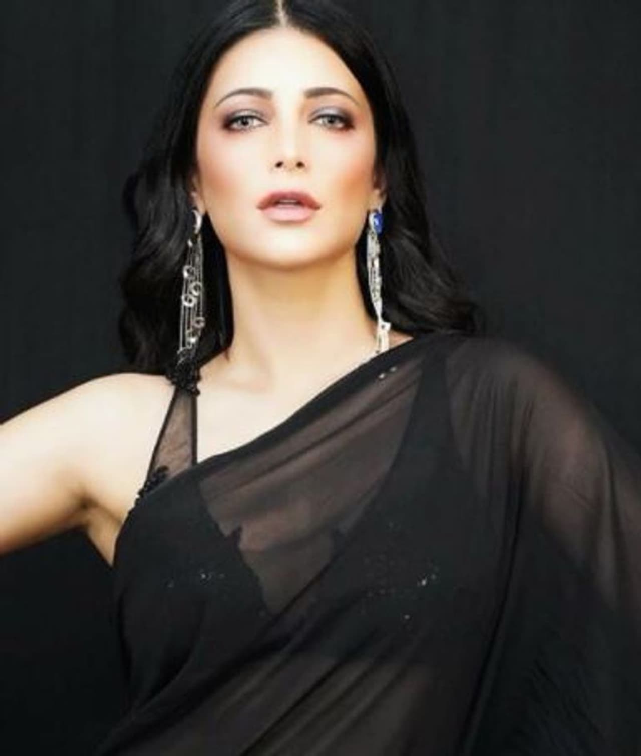 <p>കറുപ്പ് സാരിയില് അതീവ ഗ്ലാമറസ് ലുക്കിലുള്ള ശ്രുതിയുടെ ചിത്രങ്ങളാണ് ഇപ്പോൾ ആരാധകർ ഏറ്റെടുത്തിരിക്കുന്നത്. </p> <p>കറുപ്പ് സാരിയില് അതീവ ഗ്ലാമറസ് ലുക്കിലുള്ള ശ്രുതിയുടെ ചിത്രങ്ങളാണ് ഇപ്പോൾ ആരാധകർ ഏറ്റെടുത്തിരിക്കുന്നത്. </p>