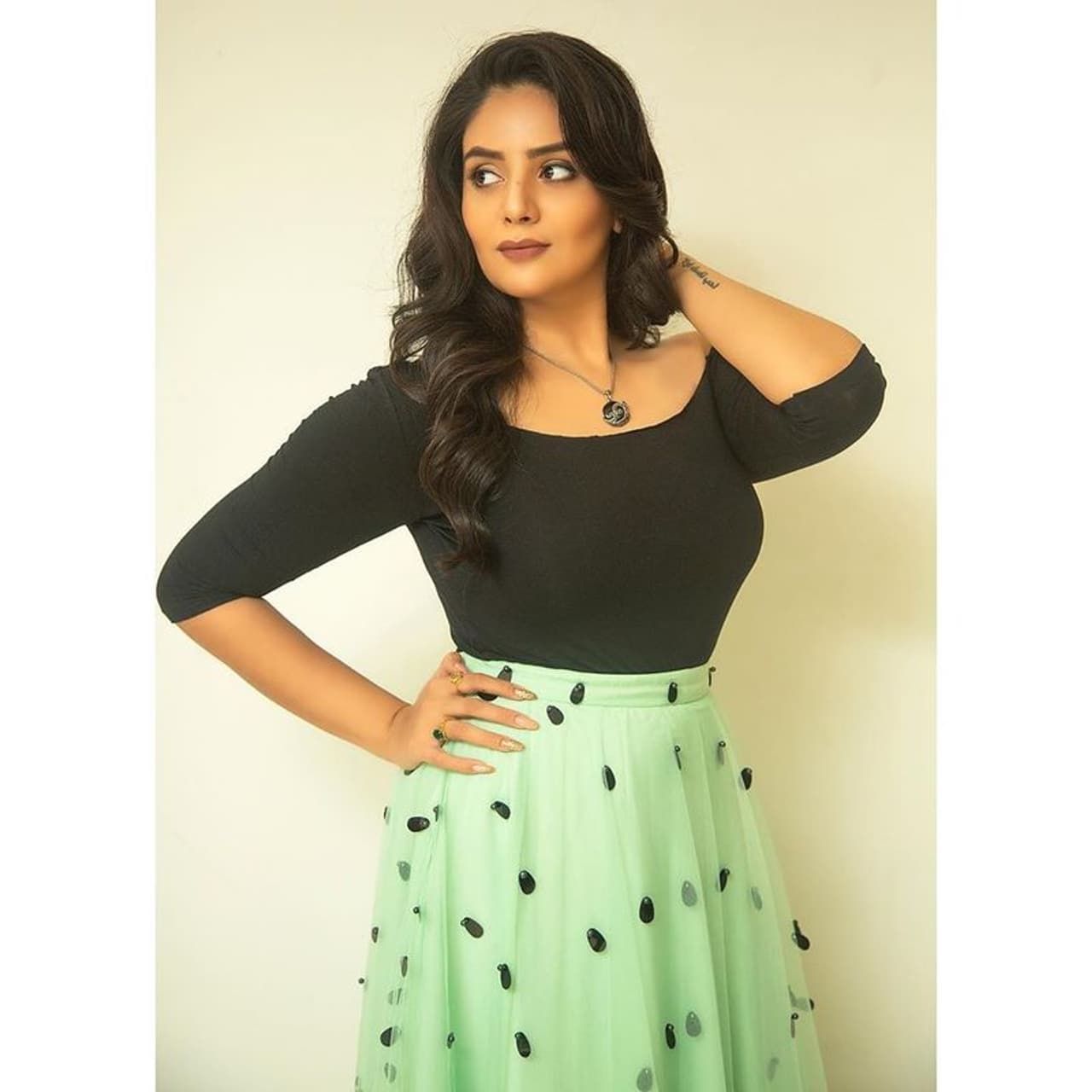 <p>వరుసగా టెలివిజన్ షోస్తో విశేషంగా ఆకట్టుకుంటుంది శ్రీముఖి. `బొమ్మ అదిరింది` షోతోపాటు `ఓ ఉమానియా` అనే మరో మహిళలకు సంబంధించిన షో కూడా చేస్తుంది. </p> <p>వరుసగా టెలివిజన్ షోస్తో విశేషంగా ఆకట్టుకుంటుంది శ్రీముఖి. `బొమ్మ అదిరింది` షోతోపాటు `ఓ ఉమానియా` అనే మరో మహిళలకు సంబంధించిన షో కూడా చేస్తుంది. </p>