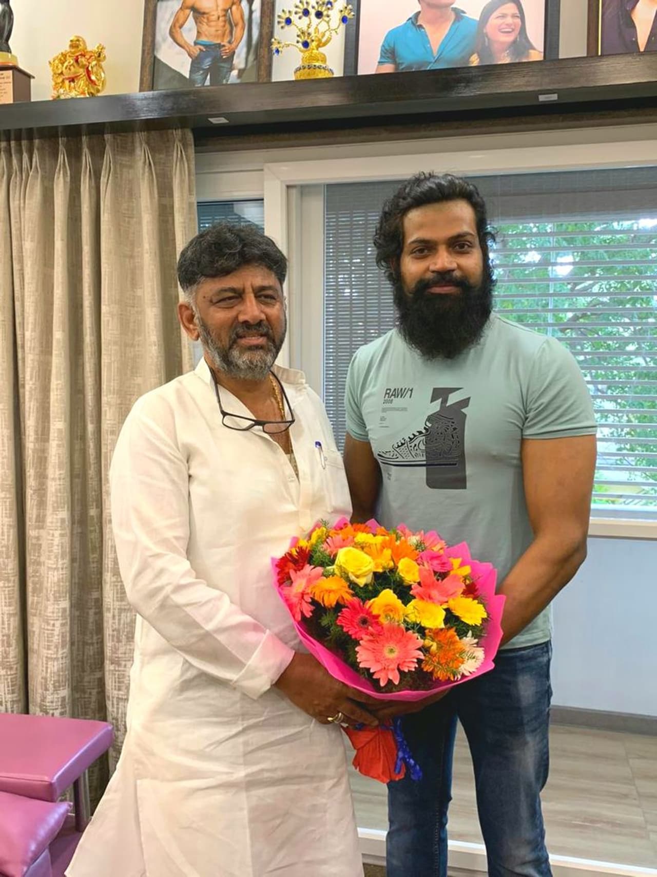 <p>ಸ್ಯಾಂಡಲ್‌ವುಡ್ ನಟ ವಿನೋದ್ ಪ್ರಭಾಕರ್ ಅವರನ್ನು KPCC ಅಧ್ಯಕ್ಷ ಡಿ. ಕೆ ಶಿವಕುಮಾರ್ ಅವರು ಭೇಟಿಯಾಗಿದ್ದಾರೆ.</p>