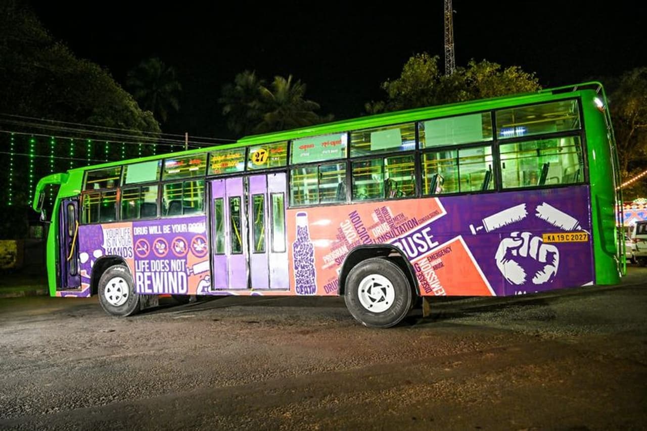 <p>ಸ್ಯಾಂಡಲ್ವುಡ್ ಸೇರಿ ಬಾಲಿವುಡ್ನಲ್ಲಿಯೂ ಡ್ರಗ್ಸ್ ಮಾಫಿಯಾ ಸದ್ದು ಜೋರಾಗಿರುವ ಸಂದರ್ಭ ಸಿಟಿ ಬಸ್ ಮಾಲೀಕರೊಬ್ಬರು ವಿನೂತನ ಐಡಿಯಾ ಮೂಲಕ ಜನ ಜಾಗೃತಿ ಮೂಡಿಸಲು ಮುಂದಾಗಿದ್ದಾರೆ.</p> <p>ಸ್ಯಾಂಡಲ್ವುಡ್ ಸೇರಿ ಬಾಲಿವುಡ್ನಲ್ಲಿಯೂ ಡ್ರಗ್ಸ್ ಮಾಫಿಯಾ ಸದ್ದು ಜೋರಾಗಿರುವ ಸಂದರ್ಭ ಸಿಟಿ ಬಸ್ ಮಾಲೀಕರೊಬ್ಬರು ವಿನೂತನ ಐಡಿಯಾ ಮೂಲಕ ಜನ ಜಾಗೃತಿ ಮೂಡಿಸಲು ಮುಂದಾಗಿದ್ದಾರೆ.</p>