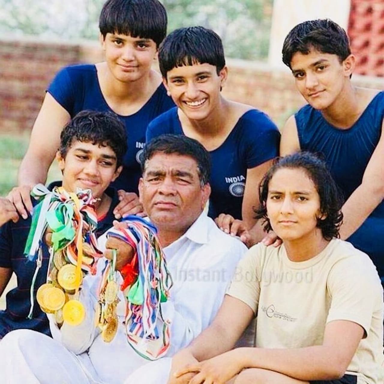 <p>ఫాతిమా సనా ఖాన్ నటించిన గీతా ఫోగట్, బబితాలతో పాటు మరో నలుగురు అక్కాచెల్లెళ్లను కలిపి ‘ఫోగట్ సిస్టర్స్’గా గుర్తింపు తెచ్చుకున్నారు...</p>