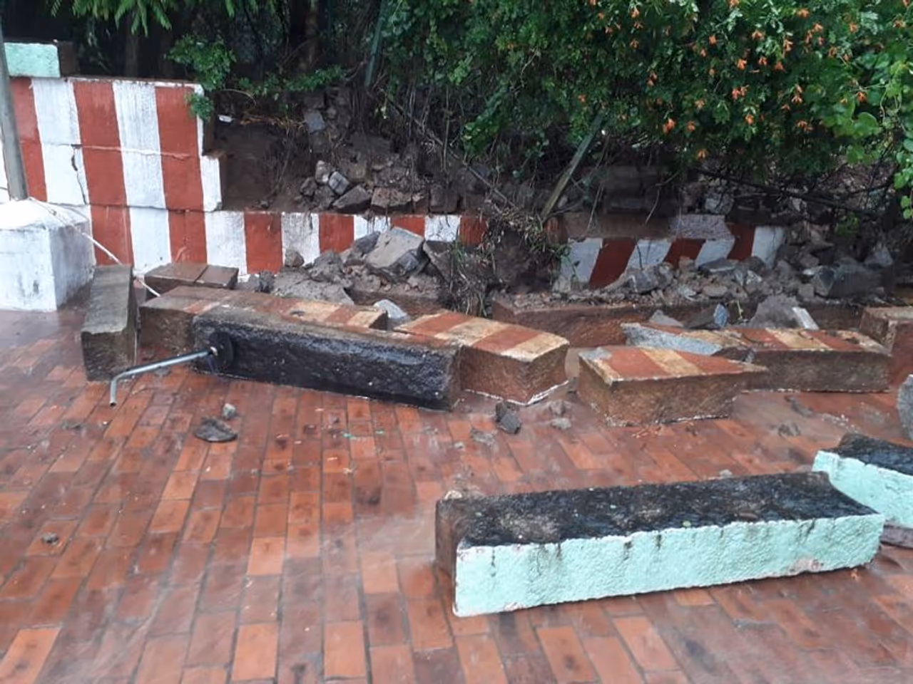 <p>ಹವಾಮಾನ ಇಲಾಖೆ ಮೊದಲೆ ಮಳೆ ಮುನ್ನೆಚ್ಚರಿಕೆಯನ್ನು ಬೆಂಗಳೂರಿಗರಿಗೆ ನೀಡಿತ್ತು .</p>