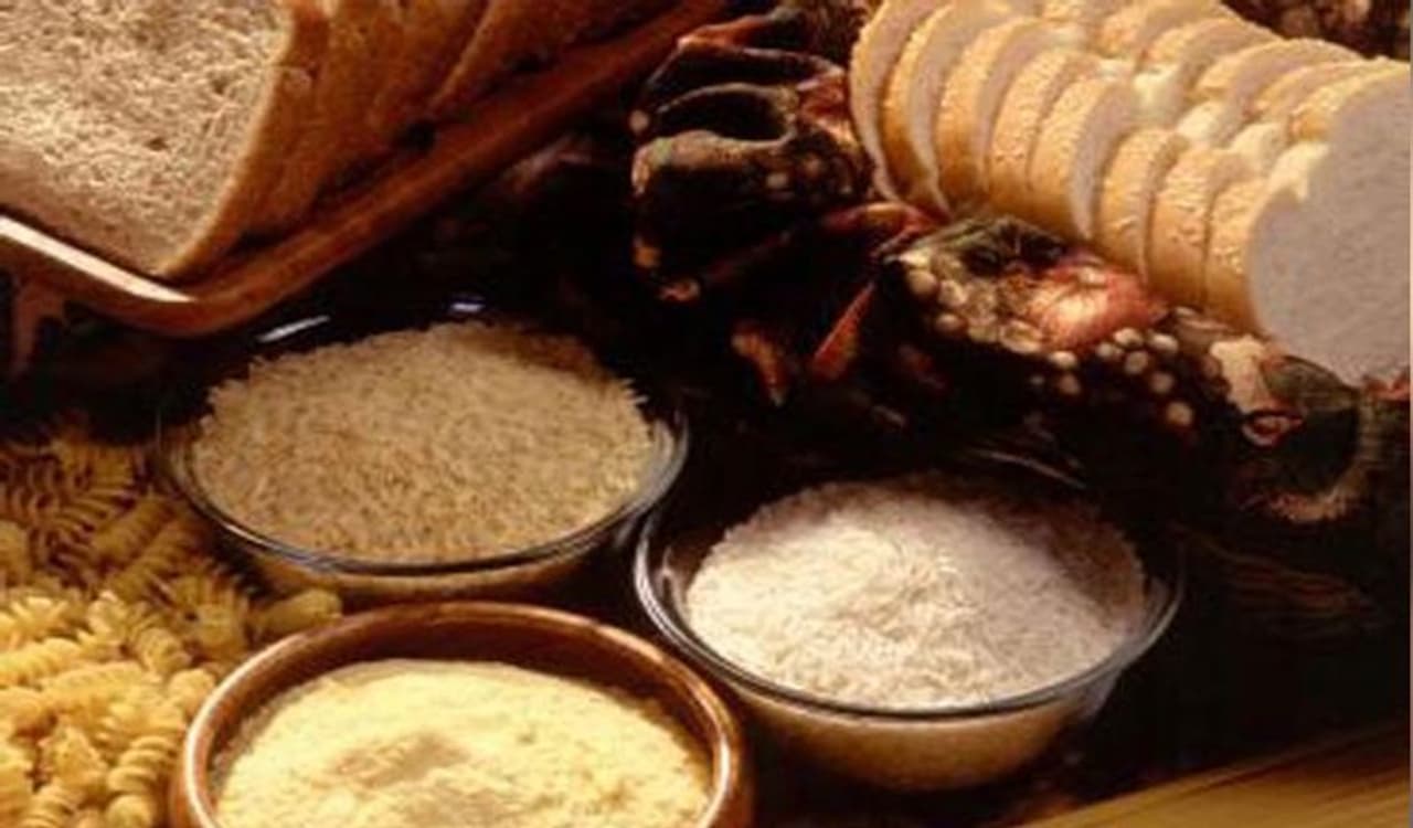 <p>ಬಿಳಿ ಮತ್ತು ಕಂಡು ಬಣ್ಣದ ಆಹಾರಗಳ ನಡುವಿನ ಪ್ರಮುಖ ವ್ಯತ್ಯಾಸಗಳನ್ನು ತಿಳಿಯಲು ಮುಂದೆ ಓದಿ ಮತ್ತು ಅದಕ್ಕೆ ತಕ್ಕಂತೆ ಆಯ್ಕೆ ಮಾಡಿ. ಹಾಗಿದ್ದರೆ ಮಾತ್ರ ನೀವು ಉತ್ತಮ ಆರೋಗ್ಯವನ್ನು ಕಾಪಾಡಿಕೊಳ್ಳಲು ಸಹಾಯವಾಗುತ್ತದೆ. </p> <p>ಬಿಳಿ ಮತ್ತು ಕಂಡು ಬಣ್ಣದ ಆಹಾರಗಳ ನಡುವಿನ ಪ್ರಮುಖ ವ್ಯತ್ಯಾಸಗಳನ್ನು ತಿಳಿಯಲು ಮುಂದೆ ಓದಿ ಮತ್ತು ಅದಕ್ಕೆ ತಕ್ಕಂತೆ ಆಯ್ಕೆ ಮಾಡಿ. ಹಾಗಿದ್ದರೆ ಮಾತ್ರ ನೀವು ಉತ್ತಮ ಆರೋಗ್ಯವನ್ನು ಕಾಪಾಡಿಕೊಳ್ಳಲು ಸಹಾಯವಾಗುತ್ತದೆ. </p>