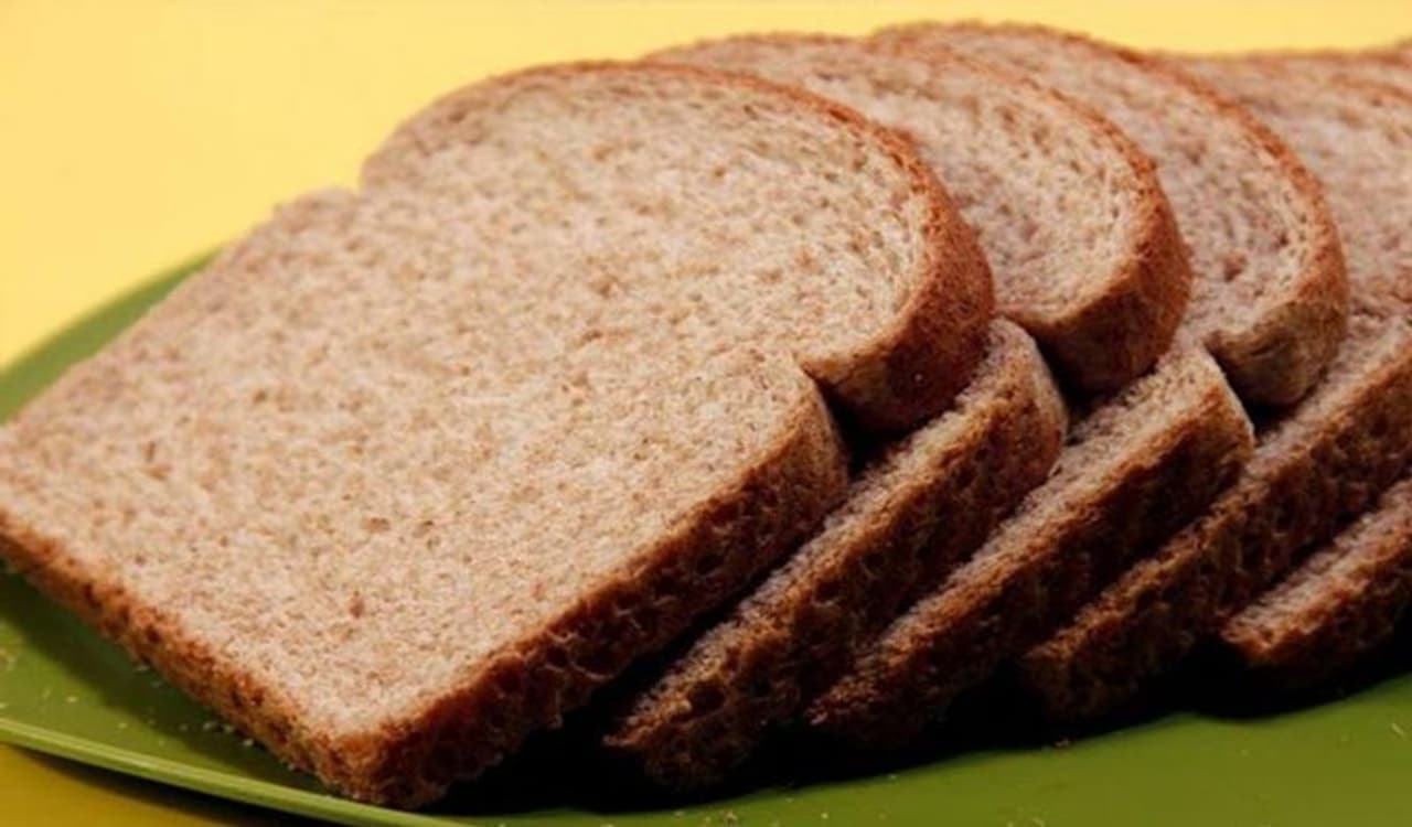 <p>ತುಂಬಾ ರುಚಿಕರವಾದ ಮತ್ತು ಪೌಷ್ಟಿಕ ಬ್ರೌನ್ ‌ಬ್ರೆಡ್‌ ಮಾಡಲು ಬೇಕಾಗುವ ವಸ್ತುಗಳು ಸುಲಭವಾಗಿ ಮನೆಯಲ್ಲಿ ಇರುತ್ತವೆ. &nbsp;</p>