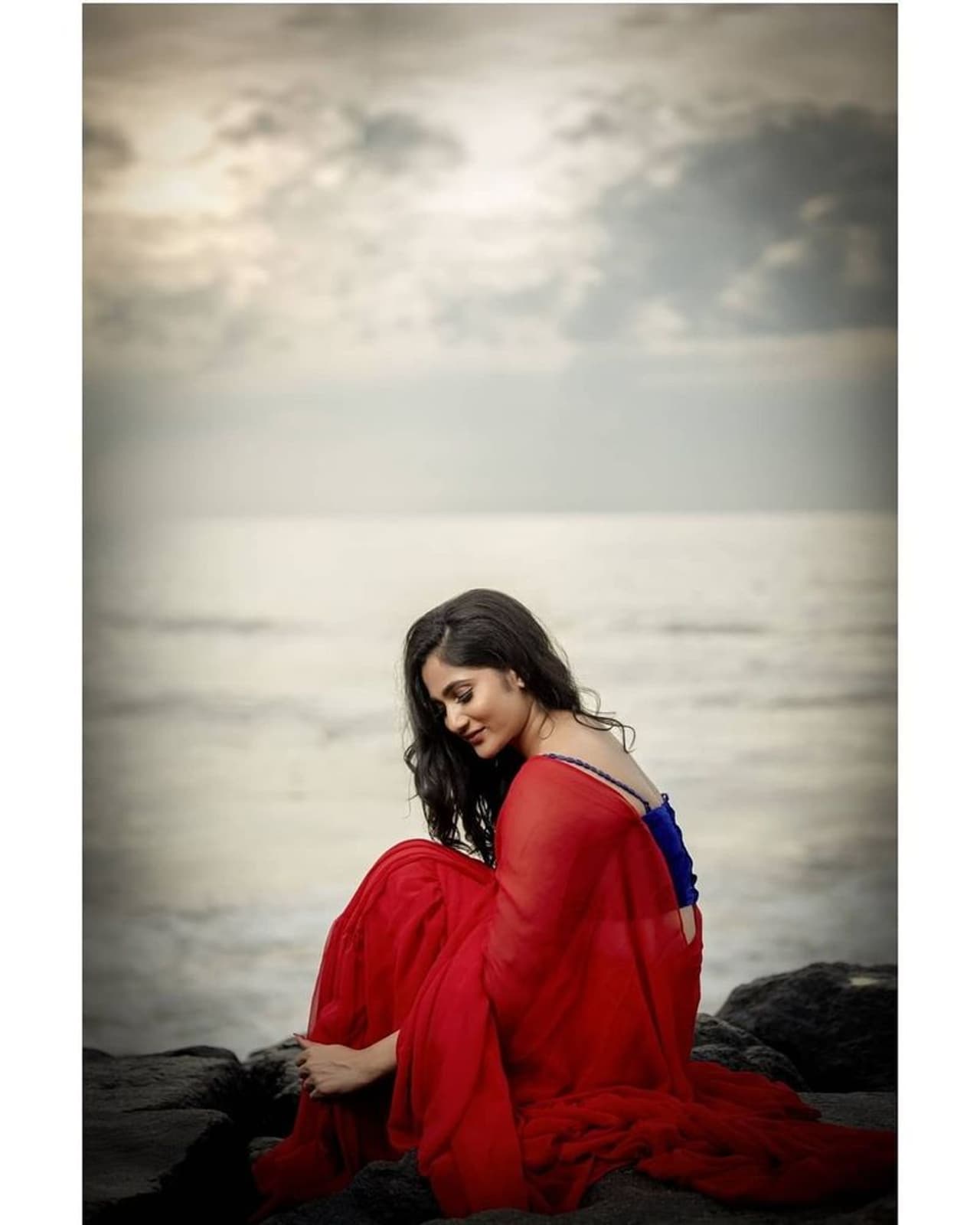 <p>பிக்பாஸ் வீட்டின் உள்ளே இருந்த பிரபலங்களில் ரசிகர்களையும், மக்களையும் அதிகப்படியாக கவர்ந்த பிரபலங்களில் இலங்கை செய்தி வாசிப்பாளர் லாஸ்லியாவும் ஒருவர். குறிப்பாக பிக்பாஸ் சீசன் 3 நிகழ்ச்சியில், இவருக்கு தான் முதல் முதலில் ஆர்மி ஆரம்பிக்கப்பட்டது. </p> <p>பிக்பாஸ் வீட்டின் உள்ளே இருந்த பிரபலங்களில் ரசிகர்களையும், மக்களையும் அதிகப்படியாக கவர்ந்த பிரபலங்களில் இலங்கை செய்தி வாசிப்பாளர் லாஸ்லியாவும் ஒருவர். குறிப்பாக பிக்பாஸ் சீசன் 3 நிகழ்ச்சியில், இவருக்கு தான் முதல் முதலில் ஆர்மி ஆரம்பிக்கப்பட்டது. </p>