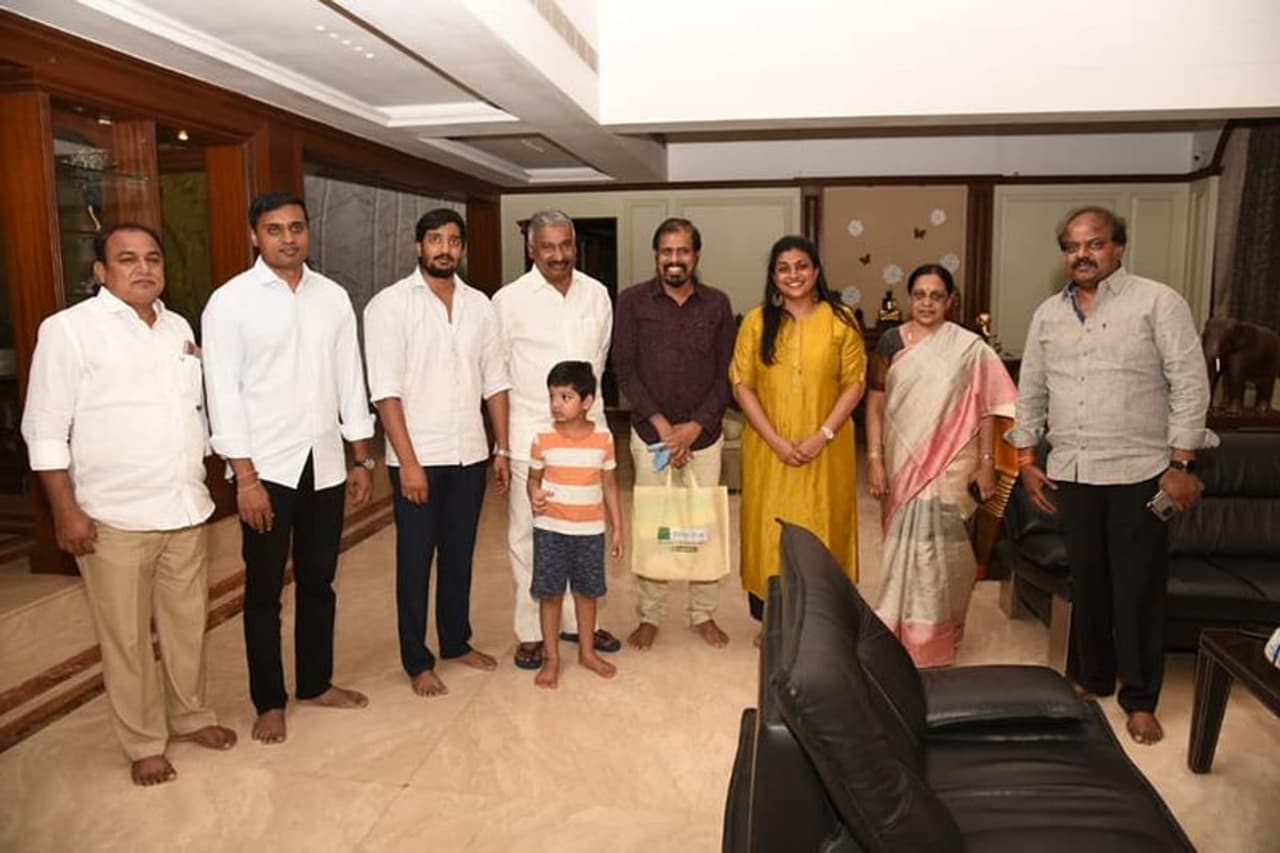 <p>సెల్వమణికి పుట్టినరోజు శుభాకాంక్షలు తెలియజేసిన మంత్రి పెద్దిరెడ్డి కుటుంబం (Facebook/Photo)</p> <p>సెల్వమణికి పుట్టినరోజు శుభాకాంక్షలు తెలియజేసిన మంత్రి పెద్దిరెడ్డి కుటుంబం (Facebook/Photo)</p>