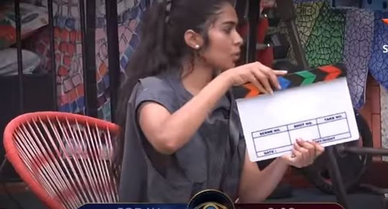 <p>47వ రోజు మొదట ఇంటిసభ్యులకు సెంచురీ మ్యాట్ కి చెందిన బెడ్ పై అలారం మొగేంత వరకు ఉన్నవాళ్ళు విన్నర్ అని చెప్పగా, అందరు బెడ్పై పడ్డారు. సోహైల్ ఇది తనకే ఇవ్వాలన్నారు. తనే మొదట పడి చివరి వరకు ఉన్నాడు. ఈ బెడ్ ప్రమోషన్లో భాగంగా పెట్టిన ఈ టాస్క్ చిరాకు పెట్టించింది. </p> <p>47వ రోజు మొదట ఇంటిసభ్యులకు సెంచురీ మ్యాట్ కి చెందిన బెడ్ పై అలారం మొగేంత వరకు ఉన్నవాళ్ళు విన్నర్ అని చెప్పగా, అందరు బెడ్పై పడ్డారు. సోహైల్ ఇది తనకే ఇవ్వాలన్నారు. తనే మొదట పడి చివరి వరకు ఉన్నాడు. ఈ బెడ్ ప్రమోషన్లో భాగంగా పెట్టిన ఈ టాస్క్ చిరాకు పెట్టించింది. </p>