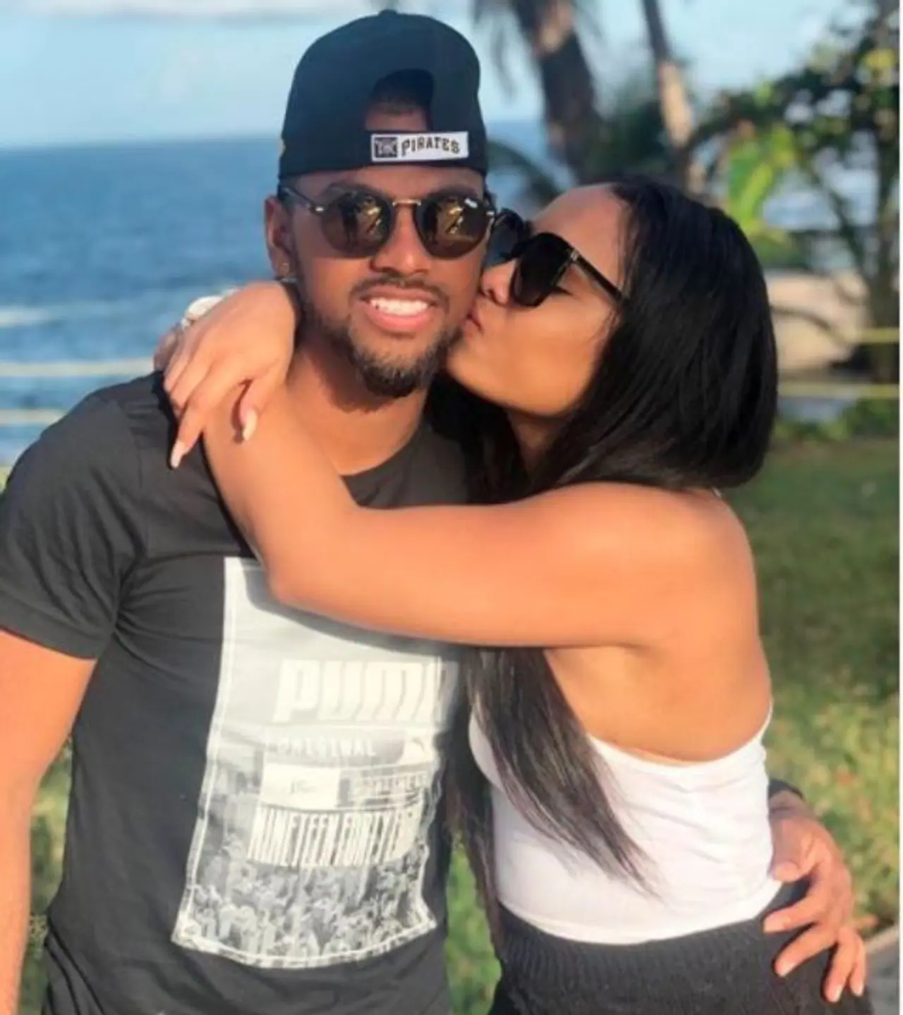 <p>ఐపీఎల్ కోసం దుబాయ్ చేరిన నికోలస్ పూరన్, వెంట భార్య క్యాథిరన్ను కూడా తీసుకొచ్చాడు. స్టాండ్స్లో నుంచి పంజాబ్ జట్టును, పూరన్ను ఉత్సాహపరుస్తూ కనిపిస్తోంది క్యాథరిన్. </p> <p>ఐపీఎల్ కోసం దుబాయ్ చేరిన నికోలస్ పూరన్, వెంట భార్య క్యాథిరన్ను కూడా తీసుకొచ్చాడు. స్టాండ్స్లో నుంచి పంజాబ్ జట్టును, పూరన్ను ఉత్సాహపరుస్తూ కనిపిస్తోంది క్యాథరిన్. </p>