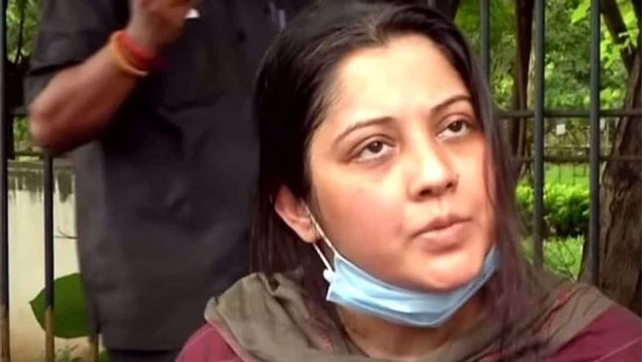 <p>పొలిటీషన్ వాడుకుని వదిలేసాడని</p><p>అయితే విజయలక్ష్మి ఇటీవల ఓ రాజకీయ నాయకుడిపై వివాదాస్పద ఆరోపణలు చేయడం ద్వారా మళ్లీ వెలుగులోకి వచ్చారు. నామ్ తమీజర్ కచ్చి నేత సీమాన్తో నాకు అఫైర్ ఉంది. తనను వాడుకొని వదిలేశాడు అన్నారు.</p> <p>పొలిటీషన్ వాడుకుని వదిలేసాడని</p><p>అయితే విజయలక్ష్మి ఇటీవల ఓ రాజకీయ నాయకుడిపై వివాదాస్పద ఆరోపణలు చేయడం ద్వారా మళ్లీ వెలుగులోకి వచ్చారు. నామ్ తమీజర్ కచ్చి నేత సీమాన్తో నాకు అఫైర్ ఉంది. తనను వాడుకొని వదిలేశాడు అన్నారు.</p>