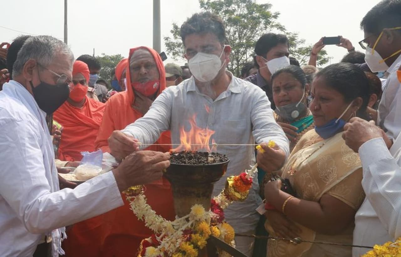 <p>ಬೈಲಹೊಂಗಲದ ಚನ್ನಮ್ಮಾಜಿ ಸಮಾಧಿಯಿಂದ ಶುಕ್ರವಾರ ಬೆಳಗ್ಗೆ 11 ಗಂಟೆಗೆ ಸ್ಥಳೀಯ ರಾಷ್ಟ್ರೀಯ ಹೆದ್ದಾರಿ ಪಕ್ಕದ ಚನ್ನಮ್ಮಾಜಿ ವೃತ್ತಕ್ಕೆ ಆಗಮಿಸಿದ ಚನ್ನಮ್ಮಾಜಿ ವೀರಜ್ಯೋತಿಗೆ ಶಾಸಕ ಮಹಾಂತೇಶ ದೊಡ್ಡಗೌಡರ, ರಾಜಗುರು ಸಂಸ್ಥಾನ ಕಲ್ಮಠದ ಮಡಿವಾಳ ರಾಜಯೋಗಿಂದ್ರ ಸ್ವಾಮೀಜಿ, ನಿಚ್ಚಣಕಿ ಮಡಿವಾಳೇಶ್ವರ ಮಠದ ಪಂಚಾಕ್ಷರಿ ಸ್ವಾಮೀಜಿ, ಬೈಲೂರಿಗೆ ನಿಜಗುಣಾನಂದ ಸ್ವಾಮೀಜಿ, ಜಿಪಂ ಅಧ್ಯಕ್ಷೆ ಆಶಾ ಐಹೊಳೆ, ಜಿಲ್ಲಾಧಿಕಾರಿ ಎಂ.ಜಿ.ಹಿರೇಮಠ ಸೇರಿದಂದೆ ಅಧಿಕಾರಿಗಳು, ಊರಿನ ಗಣ್ಯರು ಪೂಜೆ ಸಲ್ಲಿಸಿ ಸ್ವಾಗತಿಸಿದರು.</p> <p>ಬೈಲಹೊಂಗಲದ ಚನ್ನಮ್ಮಾಜಿ ಸಮಾಧಿಯಿಂದ ಶುಕ್ರವಾರ ಬೆಳಗ್ಗೆ 11 ಗಂಟೆಗೆ ಸ್ಥಳೀಯ ರಾಷ್ಟ್ರೀಯ ಹೆದ್ದಾರಿ ಪಕ್ಕದ ಚನ್ನಮ್ಮಾಜಿ ವೃತ್ತಕ್ಕೆ ಆಗಮಿಸಿದ ಚನ್ನಮ್ಮಾಜಿ ವೀರಜ್ಯೋತಿಗೆ ಶಾಸಕ ಮಹಾಂತೇಶ ದೊಡ್ಡಗೌಡರ, ರಾಜಗುರು ಸಂಸ್ಥಾನ ಕಲ್ಮಠದ ಮಡಿವಾಳ ರಾಜಯೋಗಿಂದ್ರ ಸ್ವಾಮೀಜಿ, ನಿಚ್ಚಣಕಿ ಮಡಿವಾಳೇಶ್ವರ ಮಠದ ಪಂಚಾಕ್ಷರಿ ಸ್ವಾಮೀಜಿ, ಬೈಲೂರಿಗೆ ನಿಜಗುಣಾನಂದ ಸ್ವಾಮೀಜಿ, ಜಿಪಂ ಅಧ್ಯಕ್ಷೆ ಆಶಾ ಐಹೊಳೆ, ಜಿಲ್ಲಾಧಿಕಾರಿ ಎಂ.ಜಿ.ಹಿರೇಮಠ ಸೇರಿದಂದೆ ಅಧಿಕಾರಿಗಳು, ಊರಿನ ಗಣ್ಯರು ಪೂಜೆ ಸಲ್ಲಿಸಿ ಸ್ವಾಗತಿಸಿದರು.</p>