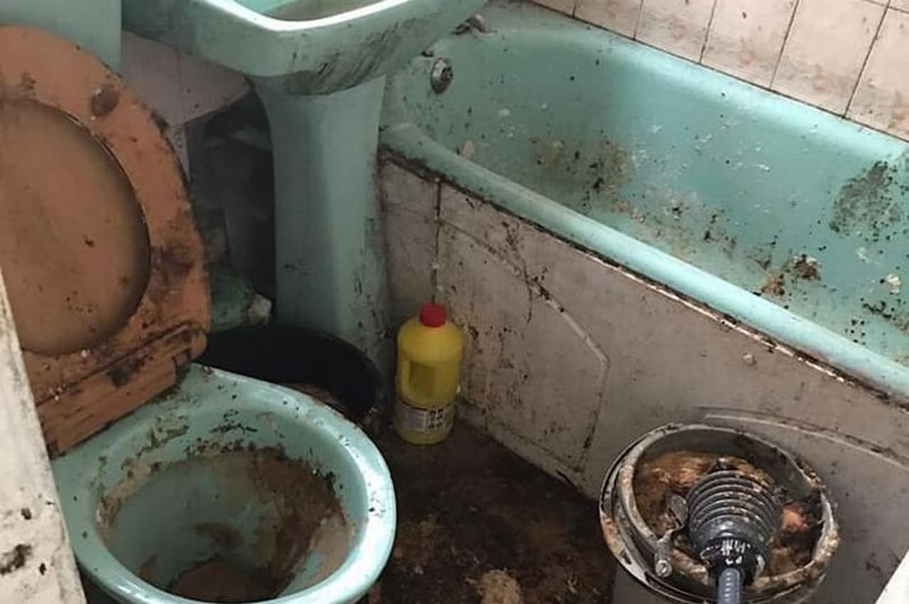 <p>വർഷങ്ങളായി വൃത്തിയാക്കാതെ കിടന്ന ഒരു വീടാണിത്. ഈ വീട് വൃത്തിയാക്കാൻ‌ വേണ്ടി വന്നത് 50 മണിക്കൂറാണ്. ആറ് പേർ ചേർന്നാണ് ഈ വീടിന് പുതുജീവൻ നൽകിയത്.</p>