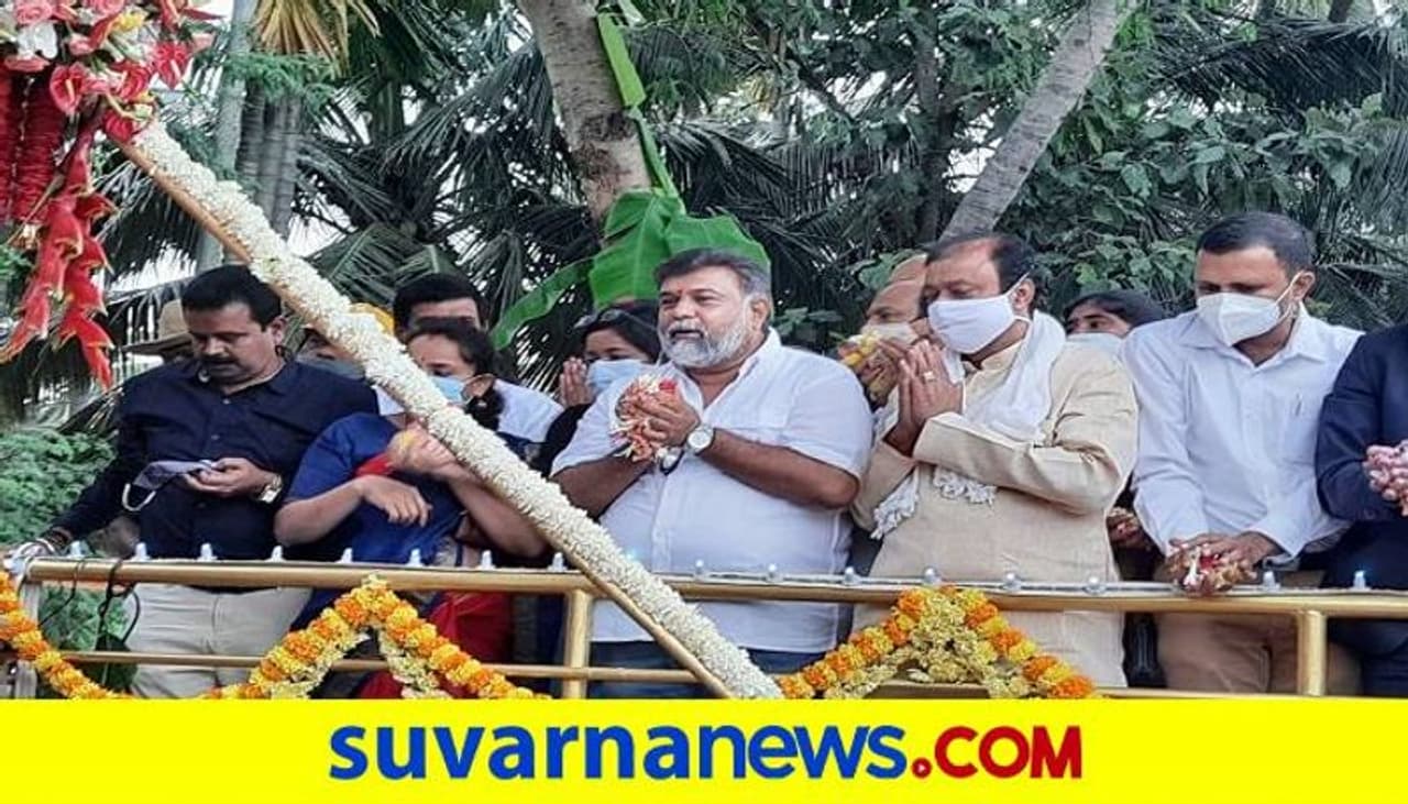 <p>ಸಾಂಪ್ರದಾಯಿಕ ಸರಳ ದಸರಾಗೆ ಜಿಲ್ಲೆಯ 17 ಮಂದಿ ಕೊರೋನಾ ವಾರಿಯರ್ಸ್‌ಗಳು ನಾಡ ದೇವತೆ ಚಾಮುಂಡೇಶ್ವರಿ ದೇವಿಗೆ ಪುಷ್ಪನಮನ ಸಲ್ಲಿಸುವ ಮೂಲಕ ಉತ್ಸವಕ್ಕೆ ಚಾಲನೆ ನೀಡಿದರು.&nbsp;</p>