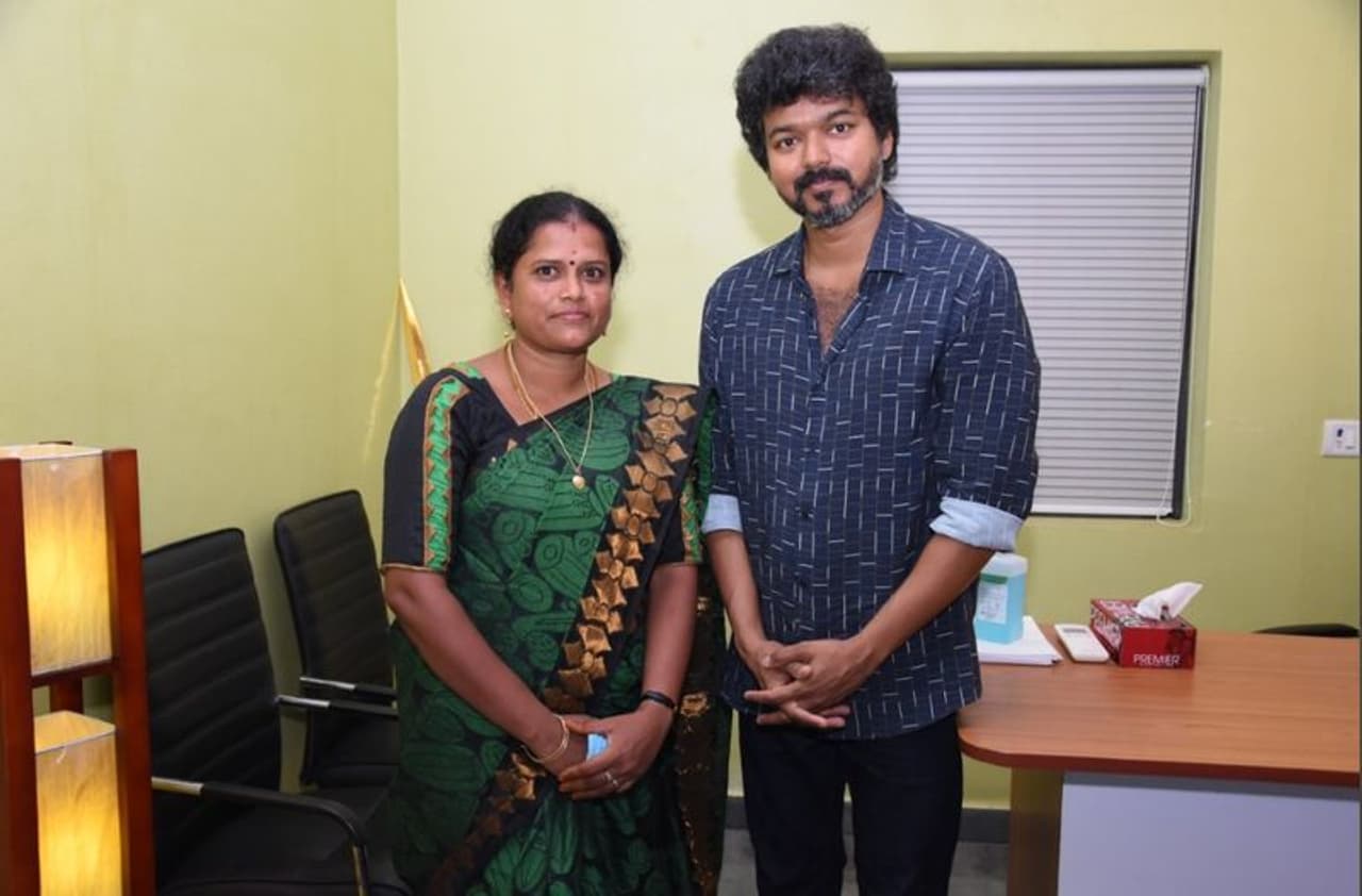 <p>இந்த நிலையில், தளபதி விஜய் திடீர் என விஜய் மக்கள் மன்ற நிர்வாகிகளுடன், திடீர் என சந்தித்து பேசியுள்ளதால் விரைவில் அவர் அரசியலில் குதிக்கிறாரா என்கிற சந்தேகத்தை எழுப்பியுள்ளது.</p> <p>இந்த நிலையில், தளபதி விஜய் திடீர் என விஜய் மக்கள் மன்ற நிர்வாகிகளுடன், திடீர் என சந்தித்து பேசியுள்ளதால் விரைவில் அவர் அரசியலில் குதிக்கிறாரா என்கிற சந்தேகத்தை எழுப்பியுள்ளது.</p>