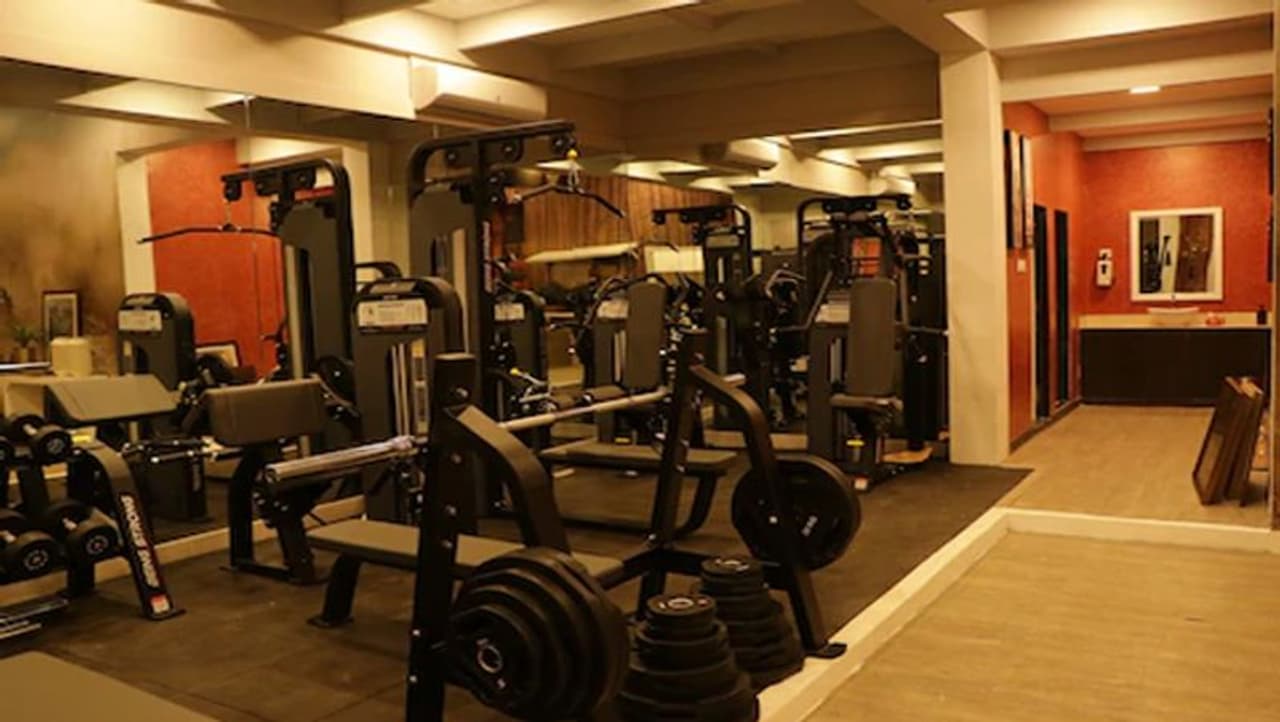 <p><strong>ಕುರ ಎದುರಾಗಲು ಸಾಮಾನ್ಯ ಕಾರಣಗಳು:&nbsp;</strong>ವಿಶೇಷವಾಗಿ ಪ್ರಷ್ಠಭಾಗದಲ್ಲಿ ಕುರ ಎದುರಾಗಲು ಕೆಲವು ಕಾರಣಗಳು ಇಂತಿವೆ:&nbsp;ಜಿಮ್ ಅಥವಾ ವ್ಯಾಯಾಮ ಶಾಲೆಯಿಂದ ಹಿಂತಿರುಗಿದ ನಂತರ ಒದ್ದೆಯಾದ ಅಥವಾ ಬೆವರಿನಿಂದ ತೋಯ್ದ ಬಟ್ಟೆಗಳನ್ನು ಬದಲಾಯಿಸದಿರುವುದು. ಈ ಬೆವರು ಶೀಘ್ರವೇ ಸೂಕ್ಷ್ಮಜೀವಿಗಳನ್ನು ಆಹ್ವಾನಿಸುತ್ತದೆ. ಇವುಗಳಿಗೆ ಅತಿ ಸೂಕ್ತವಾದ ಭಾಗ ಎಂದರೆ ಕತ್ತಲಿರುವ ಮತ್ತು ಅಡಗಲು ತೇವ ಇರುವ ಸಂಧು ಭಾಗ. ಪ್ರಷ್ಠಭಾಗಕ್ಕಿಂತ ಉತ್ತಮ ಸ್ಥಳ ಈ ಬ್ಯಾಕ್ಟೀರಿಯಾಗಳಿಗೆ ಇನ್ನೊಂದು ಸಿಗಲಾರದು. ಶೀಘ್ರವೇ ಇವು ಸೋಂಕು ಹರಡುವ ಮೂಲಕ ಚಿಕ್ಕ ಗುಳ್ಳೆ ಮೂಡುತ್ತದೆ. ಕ್ರಮೇಣ ಇದು ದೊಡ್ಡದಾಗುತ್ತಾ ಹೋಗುತ್ತದೆ.</p>