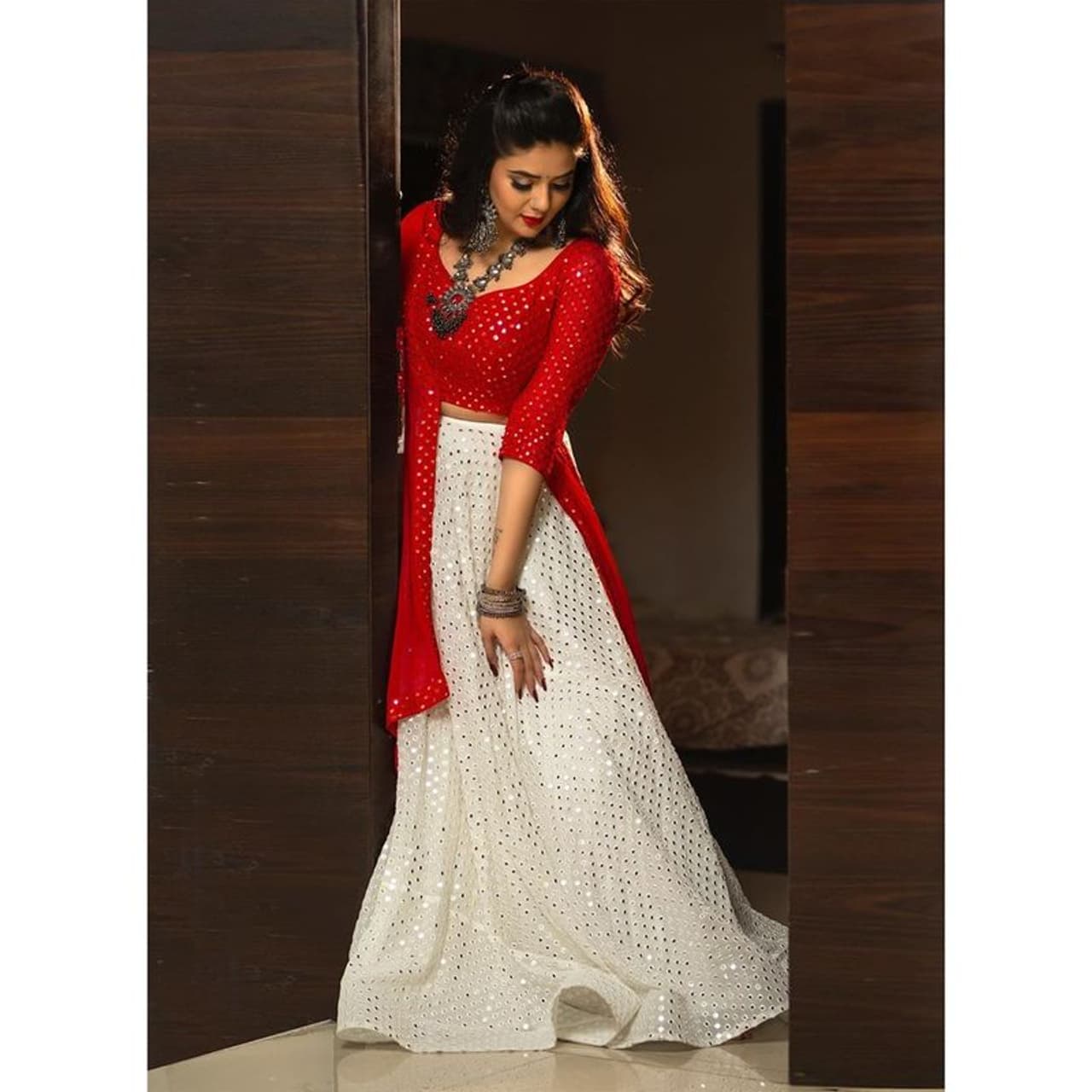 <p>శ్రీముఖ తెలుగు హాట్ యాంకర్. బొద్దుగా ఉంటూ క్యూట్ లుక్స్ తో, ఘాటు అందాలతో ఆకట్టుకుంటుంది. తన కొత్త ఫోటోలను పంచుకుంటూ అలరిస్తుంది. </p> <p>శ్రీముఖ తెలుగు హాట్ యాంకర్. బొద్దుగా ఉంటూ క్యూట్ లుక్స్ తో, ఘాటు అందాలతో ఆకట్టుకుంటుంది. తన కొత్త ఫోటోలను పంచుకుంటూ అలరిస్తుంది. </p>