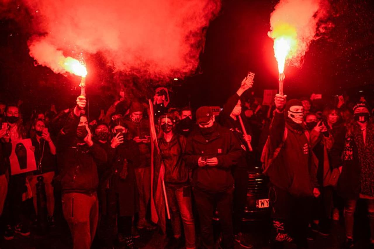 <p>കോടതിവിധിയിലൂടെ രാജ്യത്ത് ഗർഭച്ഛിദ്രങ്ങള് നിരോധിച്ചിരിക്കുകയാണ്. അമ്മയുടെ ജീവന് തന്നെ ഭീഷണിയാവുക, ബലാത്സംഗത്തെ തുടര്ന്ന് ഗര്ഭിണിയാവുക തുടങ്ങിയ സാഹചര്യങ്ങളിലൊഴികെ വേറൊരു സാഹചര്യത്തിലും ഗര്ഭഛിദ്രം അനുവദിക്കില്ലെന്നാണ് പുതിയ വിധി പറയുന്നത്. ഗര്ഭസ്ഥശിശുവിന് ഏതെങ്കിലും തരത്തിലുള്ള വൈകല്യമുണ്ടെന്ന് പരിശോധനയില് തെളിഞ്ഞാല് പോലും ഇനി ഗര്ഭഛിദ്രം സാധ്യമാകില്ല. കഴിഞ്ഞ വര്ഷം നിയമപ്രകാരം നടന്ന 98 ശതമാനം ഗർഭച്ഛിദ്രവും ഗര്ഭസ്ഥശിശുവിനുണ്ടായ വൈകല്യത്തെ പ്രതിയുണ്ടായതാണ്. </p> <p>കോടതിവിധിയിലൂടെ രാജ്യത്ത് ഗർഭച്ഛിദ്രങ്ങള് നിരോധിച്ചിരിക്കുകയാണ്. അമ്മയുടെ ജീവന് തന്നെ ഭീഷണിയാവുക, ബലാത്സംഗത്തെ തുടര്ന്ന് ഗര്ഭിണിയാവുക തുടങ്ങിയ സാഹചര്യങ്ങളിലൊഴികെ വേറൊരു സാഹചര്യത്തിലും ഗര്ഭഛിദ്രം അനുവദിക്കില്ലെന്നാണ് പുതിയ വിധി പറയുന്നത്. ഗര്ഭസ്ഥശിശുവിന് ഏതെങ്കിലും തരത്തിലുള്ള വൈകല്യമുണ്ടെന്ന് പരിശോധനയില് തെളിഞ്ഞാല് പോലും ഇനി ഗര്ഭഛിദ്രം സാധ്യമാകില്ല. കഴിഞ്ഞ വര്ഷം നിയമപ്രകാരം നടന്ന 98 ശതമാനം ഗർഭച്ഛിദ്രവും ഗര്ഭസ്ഥശിശുവിനുണ്ടായ വൈകല്യത്തെ പ്രതിയുണ്ടായതാണ്. </p>