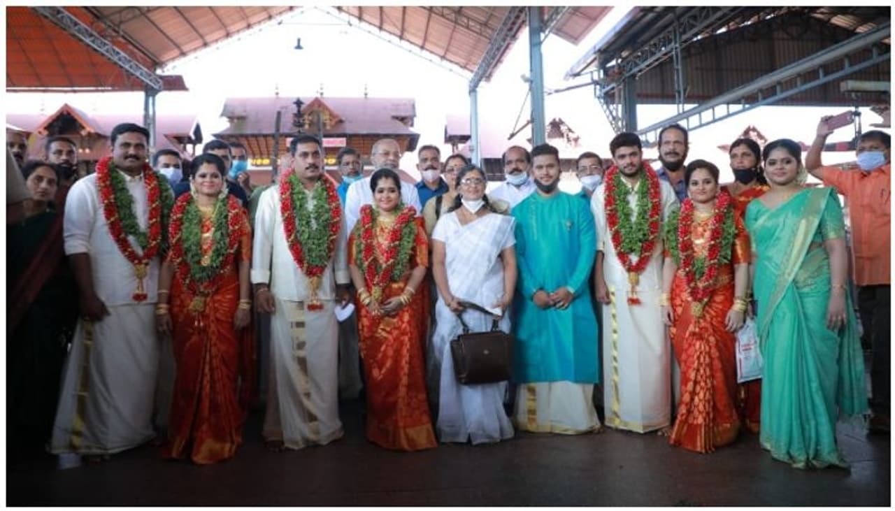 <p>ഒറ്റപ്രസവത്തില്‍ നിമിഷങ്ങളുടെ ഇടവേളയില്‍ പിറന്ന് വാര്‍ത്തകളില്‍ ഇടം നേടിയ തിരുവനന്തപുരം പോത്തൻകോട് നന്നാട്ടുകടവിൽ പ്രേംകുമാറിന്റെയും രമാദേവിയുടെയും മക്കളായ പഞ്ചരത്നങ്ങളില്‍ മൂന്നുപേരുടെ വിവാഹം നടന്നു.&nbsp;</p><p>ചിത്രത്തിന് കടപ്പാട് അജിത് വിജയ് തിരുവനന്തപുരം&nbsp;<br />&nbsp;</p>