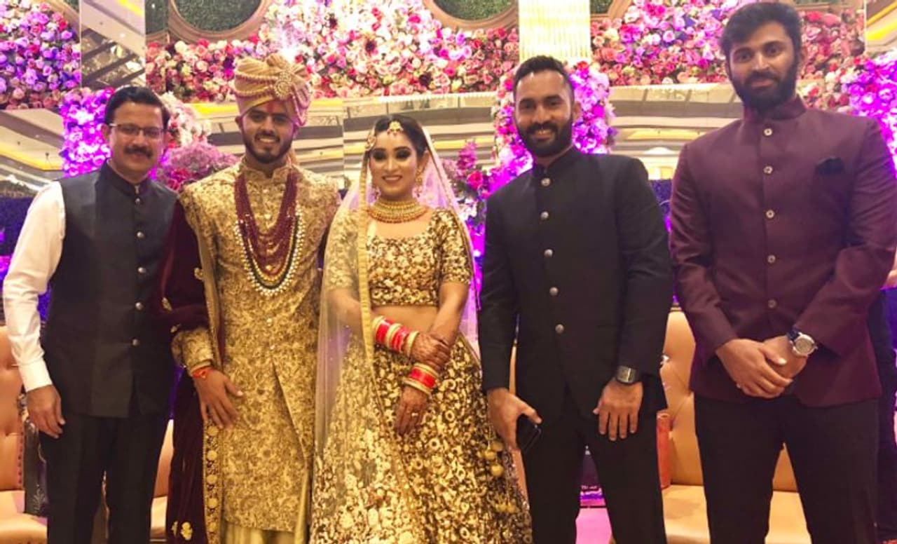 <p>ఢిల్లీ క్యాపిటల్స్పై అద్భుత హాఫ్ సెంచరీ చేసిన తర్వాత అంతకుముందు రోజు ప్రాణాలు కోల్పోయిన తన మామ సురేందర్ పేరు రాసి ఉన్న జెర్సీని ప్రదర్శిస్తూ సెలబ్రేట్ చేస్తున్నాడు కేకేఆర్ యంగ్ ప్లేయర్ నితీశ్ రాణా.</p><p> </p> <p>ఢిల్లీ క్యాపిటల్స్పై అద్భుత హాఫ్ సెంచరీ చేసిన తర్వాత అంతకుముందు రోజు ప్రాణాలు కోల్పోయిన తన మామ సురేందర్ పేరు రాసి ఉన్న జెర్సీని ప్రదర్శిస్తూ సెలబ్రేట్ చేస్తున్నాడు కేకేఆర్ యంగ్ ప్లేయర్ నితీశ్ రాణా.</p><p> </p>