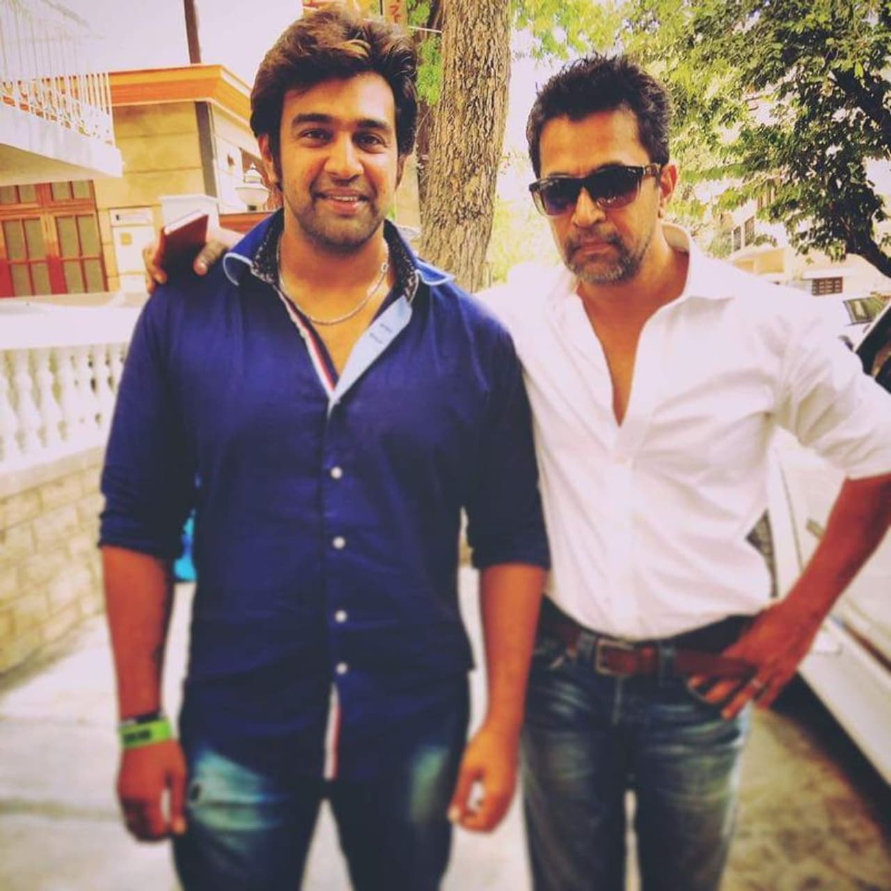 <p>കുഞ്ഞതിഥി എത്തിയ സന്തോഷം നേരില് അനുഭവിക്കാന് അര്ജുന് കഴിഞ്ഞിരുന്നില്ല. വീഡിയോ കോളിലൂടെയായിരുന്നു താരം കുഞ്ഞിനെ കണ്ടത്. വീഡിയോ കോളിന്റെ സ്ക്രീന് ഷോട്ട് സോഷ്യല് മീഡിയയിലൂടെ വൈറലായിക്കൊണ്ടിരിക്കുകയാണ്. </p> <p>കുഞ്ഞതിഥി എത്തിയ സന്തോഷം നേരില് അനുഭവിക്കാന് അര്ജുന് കഴിഞ്ഞിരുന്നില്ല. വീഡിയോ കോളിലൂടെയായിരുന്നു താരം കുഞ്ഞിനെ കണ്ടത്. വീഡിയോ കോളിന്റെ സ്ക്രീന് ഷോട്ട് സോഷ്യല് മീഡിയയിലൂടെ വൈറലായിക്കൊണ്ടിരിക്കുകയാണ്. </p>