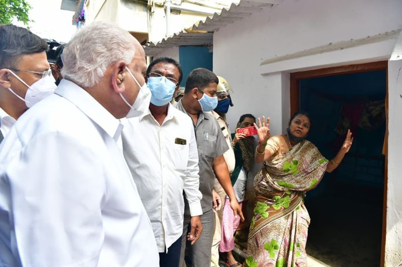 <p>ಶುಕ್ರವಾರ ರಾತ್ರಿ ಸುರಿದ ಮಳೆಯಿಂದ ಹೊಸಕೆರೆಹಳ್ಳಿ ವಾರ್ಡ್‌ನ ದತ್ತಾತ್ರೇಯನಗರ ವ್ಯಾಪ್ತಿಯಲ್ಲಿ ಉಂಟಾಗಿರುವ ಮಳೆ ಅನಾಹುತ ಪ್ರದೇಶಗಳಿಗೆ ಭೇಟಿ ನೀಡಿ, ಸ್ವಚ್ಛತಾ ಕಾರ್ಯ ಹಾಗೂ ಪರಿಹಾರ ಕಾರ್ಯಗಳ ಬಗ್ಗೆ ಪರಿಶೀಲಿಸಿ ಬಳಿಕ ಸುದ್ದಿಗಾರರೊಂದಿಗೆ ಮಾತನಾಡಿದ ಅವರು, ರಾಜಕಾಲುವೆ ಅಗಲೀಕರಣ ಹಾಗೂ ಒತ್ತುವರಿ ತೆರವು ಕಾರ್ಯಾಚರಣೆಗೆ ಬಿಬಿಎಂಪಿ ಅಧಿಕಾರಿಗಳಿಗೆ ಸೂಚಿಸಲಾಗಿದೆ. ರಾಜಕಾಲುವೆಯನ್ನು ಒತ್ತುವರಿ ಮಾಡಿರುವವರ ವಿರುದ್ಧ ನಿರ್ದಾಕ್ಷಿಣ್ಯ ಕ್ರಮ ಕೈಗೊಳ್ಳುವುದು ಎಂದರು.</p>