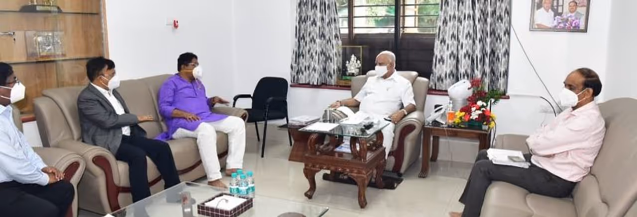 <p>ಸಂತ್ರಸ್ತ ಕುಟುಂಬಗಳಿಗೆ ಮುಖ್ಯಮಂತ್ರಿ ಬಿ.ಎಸ್.ಯಡಿಯೂರಪ್ಪ ಅವರು 25 ಸಾವಿರ ರು. ಪರಿಹಾರ ಘೋಷಿಸಿದ ಬೆನ್ನಲ್ಲೇ ಶನಿವಾರ ಸಂಜೆ ಕಂದಾಯ ಸಚಿವ ಆರ್.ಅಶೋಕ್ ಹಾಗೂ ಬಿಬಿಎಂಪಿ ಆಯುಕ್ತ ಎನ್.ಮಂಜುನಾಥ ಪ್ರಸಾದ್ ಪರಿಹಾರದ ಚೆಕ್ ಹಸ್ತಾಂತರಿಸಿದರು.</p> <p>ಸಂತ್ರಸ್ತ ಕುಟುಂಬಗಳಿಗೆ ಮುಖ್ಯಮಂತ್ರಿ ಬಿ.ಎಸ್.ಯಡಿಯೂರಪ್ಪ ಅವರು 25 ಸಾವಿರ ರು. ಪರಿಹಾರ ಘೋಷಿಸಿದ ಬೆನ್ನಲ್ಲೇ ಶನಿವಾರ ಸಂಜೆ ಕಂದಾಯ ಸಚಿವ ಆರ್.ಅಶೋಕ್ ಹಾಗೂ ಬಿಬಿಎಂಪಿ ಆಯುಕ್ತ ಎನ್.ಮಂಜುನಾಥ ಪ್ರಸಾದ್ ಪರಿಹಾರದ ಚೆಕ್ ಹಸ್ತಾಂತರಿಸಿದರು.</p>