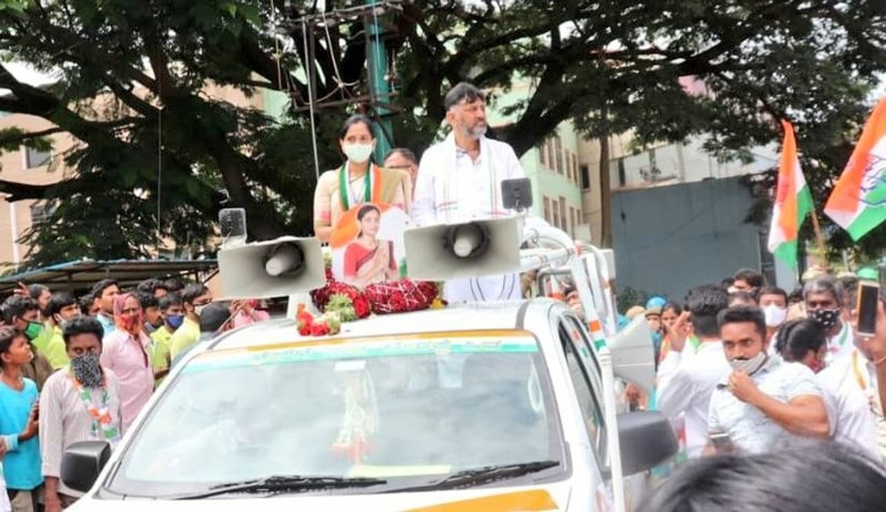 <p>ರಾಜರಾಜೇಶ್ವರಿ ನಗರ ವಿಧಾನಸಭಾ ಕ್ಷೇತ್ರದ ವಿವಿಧ ವಾರ್ಡ್ಗಳಲ್ಲಿ ಶನಿವಾರ ಪಕ್ಷದ ಅಭ್ಯರ್ಥಿ ಕುಸುಮಾ ಅವರ ಪರ ಪ್ರಚಾರ ನಡೆಸಿದ ಡಿ.ಕೆ ಶಿವಕುಮಾರ್ </p> <p>ರಾಜರಾಜೇಶ್ವರಿ ನಗರ ವಿಧಾನಸಭಾ ಕ್ಷೇತ್ರದ ವಿವಿಧ ವಾರ್ಡ್ಗಳಲ್ಲಿ ಶನಿವಾರ ಪಕ್ಷದ ಅಭ್ಯರ್ಥಿ ಕುಸುಮಾ ಅವರ ಪರ ಪ್ರಚಾರ ನಡೆಸಿದ ಡಿ.ಕೆ ಶಿವಕುಮಾರ್ </p>