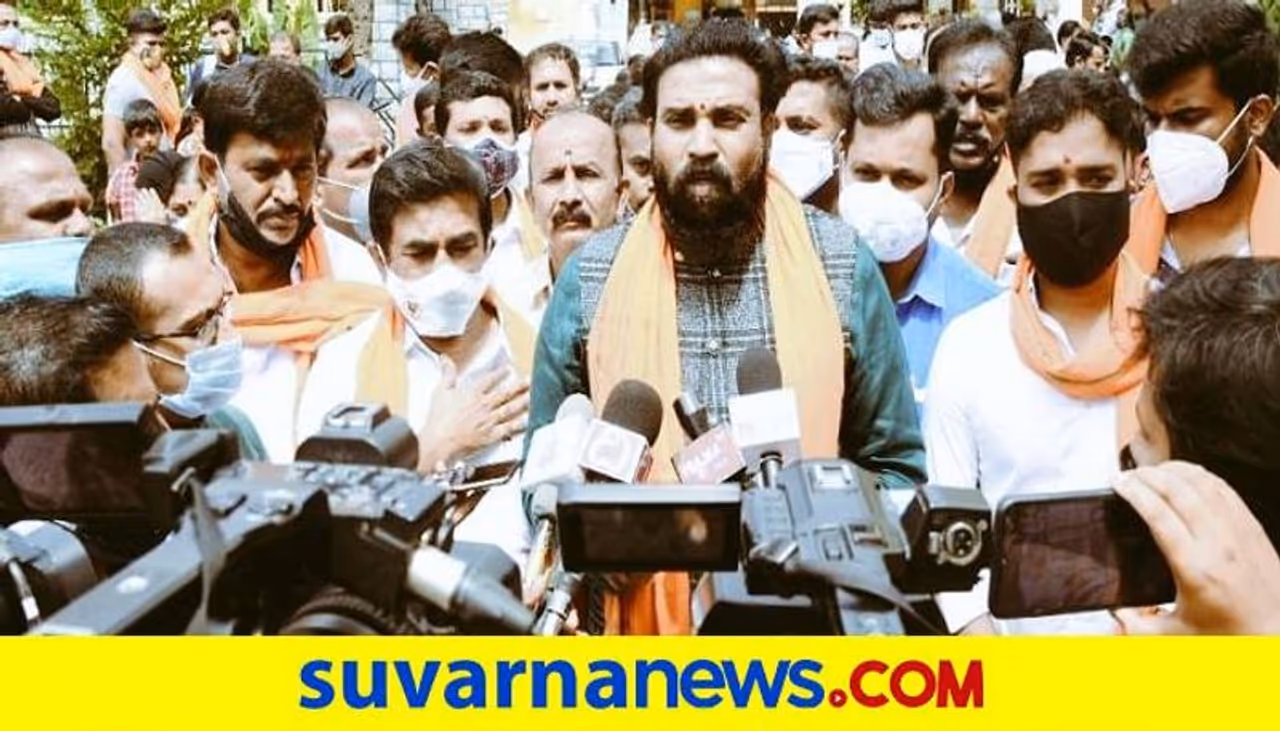 <p>ಆರ್‌.ಆರ್‌.ನಗರದ ಜಾಲಹಳ್ಳಿ ವಾರ್ಡ್‌ನಲ್ಲಿ ಮುನಿರತ್ನ ಪರ ರೋಡ್‌ಶೋ ನಡೆಸಿದ ಬಳಿಕ ಮಾತನಾಡಿದ ಅವರು, ಆರ್‌.ಆರ್‌.ನಗರದಲ್ಲಿ ಕಾಂಗ್ರೆಸ್‌ನಿಂದ ಒಕ್ಕಲಿಗ ಕಾರ್ಡ್‌ ಬಳಕೆ ಮಾಡಲಾಗುತ್ತಿದೆ. ಬಿಜೆಪಿಯಲ್ಲಿ ಒಕ್ಕಲಿಗ ಸಮುದಾಯದ ಆರ್‌.ಅಶೋಕ ಮತ್ತು ಅಶ್ವತ್ಥ್‌ನಾರಾಯಣ ಅವರಿದ್ದಾರೆ. ಸಮುದಾಯವನ್ನು ಒಡೆಯುವ ಕಾಂಗ್ರೆಸ್‌ ಉದ್ದೇಶ ಫಲಿಸುವುದಿಲ್ಲ ಎಂದು ಹೇಳಿದರು.</p>