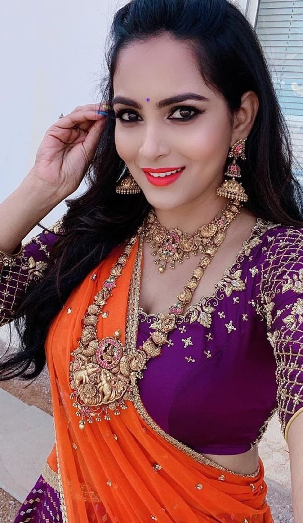 <p style="text align: justify;">హిమజ&nbsp;ట్రెడిషనల్ లుక్ పాజిటివ్ రెస్పాన్స్ దక్కించుకుంది. దీనితో ఆమె అభిమానులు&nbsp;లైక్స్ తో తమ అభిమానం&nbsp;చాటుకుంటున్నారు. ఇక లక్షలలో&nbsp;సోషల్ మీడియా ఫాలోవర్స్&nbsp;కలిగి ఉన్న హిమజ&nbsp;హాట్ హాట్ ఫోటో షూట్ లతో&nbsp;ఫ్యాన్స్ కిక్ ఇస్తుంది.&nbsp;<br />&nbsp;</p>