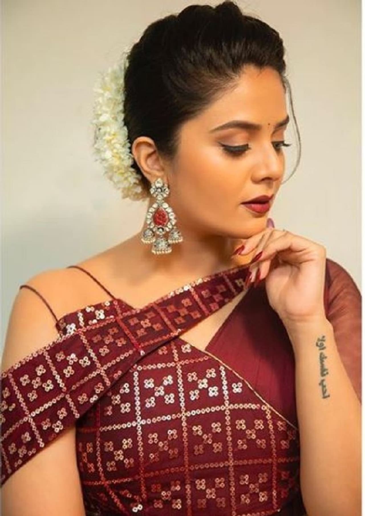 <p>బుల్లితెరను ఏలేస్తున్న అతికొద్దిమంది యాంకర్లలో శ్రీముఖి ఒకరు. అందం అభినయం కలగలిపిన ఈ పటాసు కుర్రాళ్ళ గుండెలను కొల్లగొడుతూనే ఉంది. ఎల్లప్పుడూ హైపర్ యాక్టివ్ గా తనకే సొంతమైన ఒక పెద్ద గొంతుతో అరుస్తూ, గోల చేస్తూ రాములమ్మ అనే ఒక ముద్దు పేరును కూడా సంపాదించేసుకుంది.&nbsp;</p>