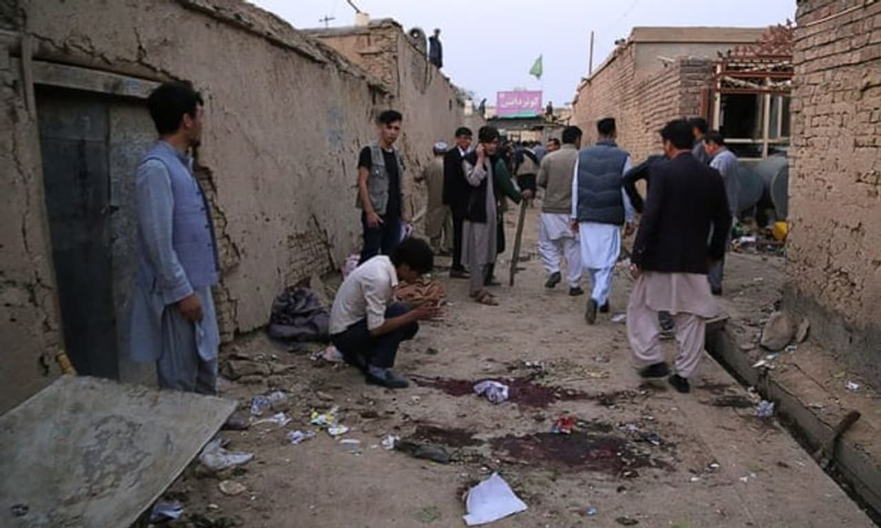 <p>കാബൂള് അഫ്ഗാന് തലസ്ഥാനമായ കാബൂളില് വിദ്യാഭ്യാസ സ്ഥാപനത്തിന് സമീപത്ത് ചാവേര് ആക്രമണം. ഭീകരാക്രമണത്തില് വിദ്യാര്ത്ഥികളടക്കം 24 പേര് കൊല്ലപ്പെടുകയും 57 പേര്ക്ക് പരിക്കേല്ക്കുകയും ചെയ്തെന്ന് റോയിട്ടേഴ്സ് റിപ്പോര്ട്ട് ചെയ്തു.</p> <p>കാബൂള് അഫ്ഗാന് തലസ്ഥാനമായ കാബൂളില് വിദ്യാഭ്യാസ സ്ഥാപനത്തിന് സമീപത്ത് ചാവേര് ആക്രമണം. ഭീകരാക്രമണത്തില് വിദ്യാര്ത്ഥികളടക്കം 24 പേര് കൊല്ലപ്പെടുകയും 57 പേര്ക്ക് പരിക്കേല്ക്കുകയും ചെയ്തെന്ന് റോയിട്ടേഴ്സ് റിപ്പോര്ട്ട് ചെയ്തു.</p>