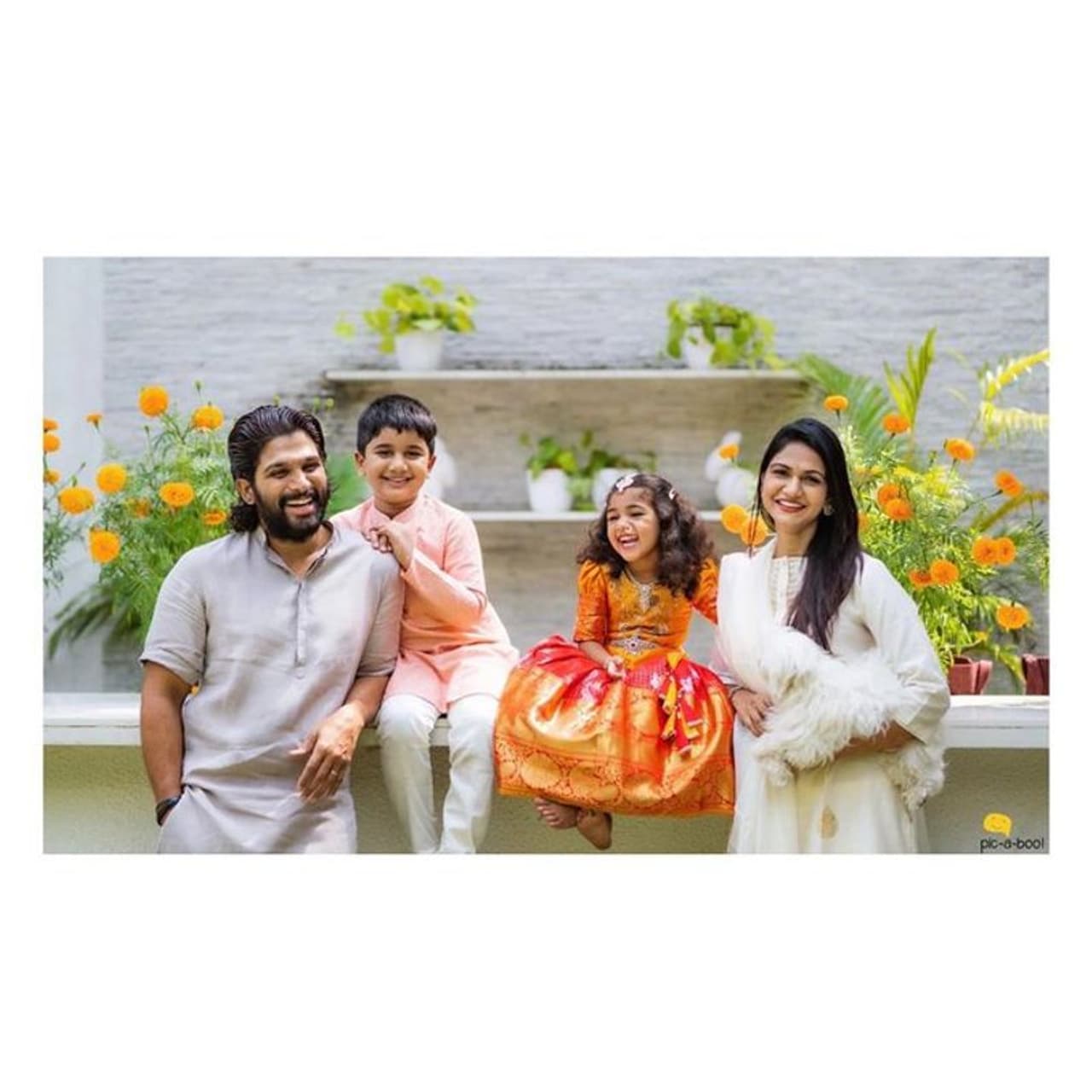 <p>విజయదశమి సందర్భంగా అల్లు అర్జున్ తన ఫ్యామిలీతో దిగిన ఫోటోని సోషల్ మీడియా ద్వారా అభిమానులతో పంచుకున్నాడు. </p> <p>విజయదశమి సందర్భంగా అల్లు అర్జున్ తన ఫ్యామిలీతో దిగిన ఫోటోని సోషల్ మీడియా ద్వారా అభిమానులతో పంచుకున్నాడు. </p>