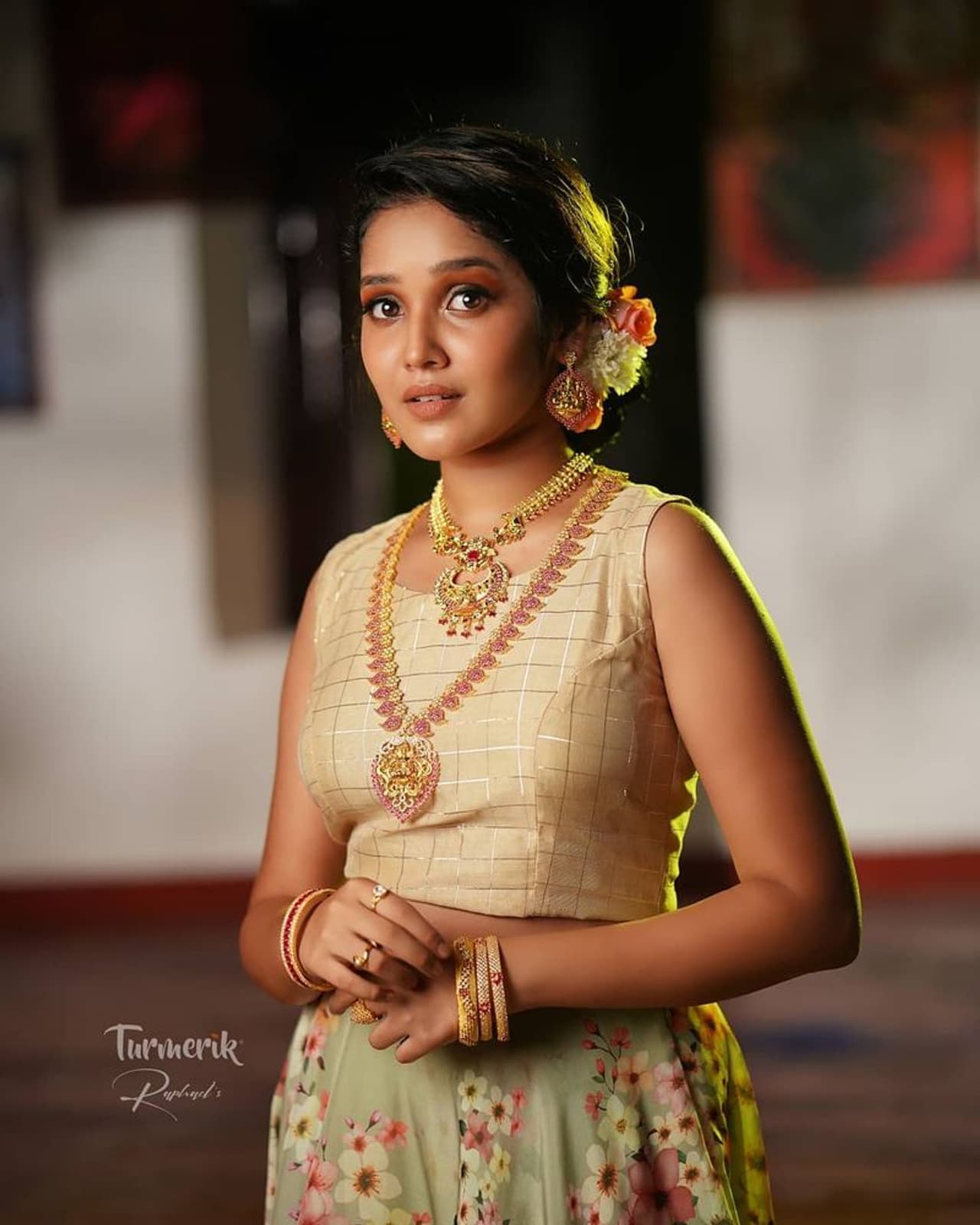 <p>மலையாள திரையுலகில் இருந்து துறுதுறு சுட்டிப்பெண்ணாக தமிழ் சினிமாவிற்கு அறிமுகமாவனர் அனிகா. தமிழில் அஜித்தின் என்னை அறிந்தால் படத்தின் மூலம் அறிமுகமானார். எடுத்த எடுப்பிலேயே அஜித் மகளாக நடித்ததால் அனிகாவிற்கு மார்க்கெட் கூடியது.&nbsp;</p>