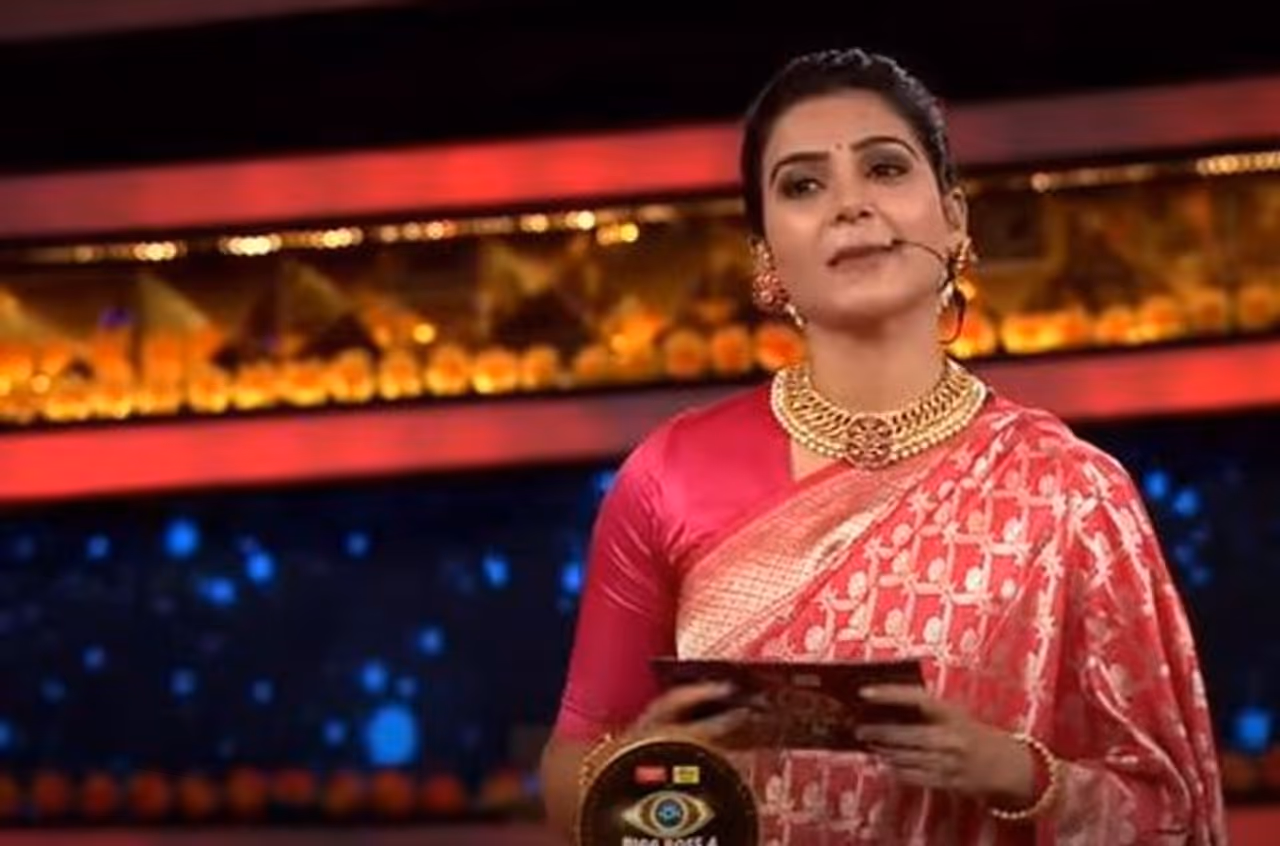 <p>సమంతని ఇంటిసభ్యులకు పరిచయం చేశారు నాగార్జున. తాను లేనప్పుడు ఇంటి బాధ్యతలు ఇంటి కోడలకు అప్పగిస్తామని, అలా బిగ్బాస్ బాధ్యతులు సమంతకి అప్పగించామని చెప్పారు. సమంత ఇంటి సభ్యులను పరిచయం చేసుకున్నారు. ఒక్కొక్కరి గురించి చెప్పారు. అందరిపై సెటైర్లు వేశారు. ముఖ్యంగా అరియానా తనలా ఉందని చెప్పారు. <br /> </p> <p>సమంతని ఇంటిసభ్యులకు పరిచయం చేశారు నాగార్జున. తాను లేనప్పుడు ఇంటి బాధ్యతలు ఇంటి కోడలకు అప్పగిస్తామని, అలా బిగ్బాస్ బాధ్యతులు సమంతకి అప్పగించామని చెప్పారు. సమంత ఇంటి సభ్యులను పరిచయం చేసుకున్నారు. ఒక్కొక్కరి గురించి చెప్పారు. అందరిపై సెటైర్లు వేశారు. ముఖ్యంగా అరియానా తనలా ఉందని చెప్పారు. <br /> </p>