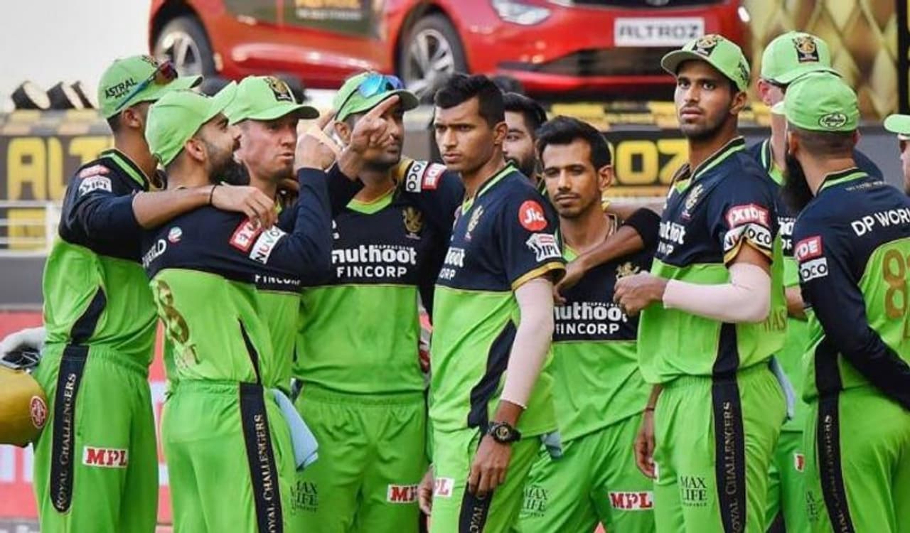 <p>13ನೇ ಆವೃತ್ತಿಯ ಐಪಿಎಲ್ ಟೂರ್ನಿಯಲ್ಲಿ ವಿರಾಟ್ ಕೊಹ್ಲಿ ನೇತೃತ್ವದ ರಾಯಲ್ ಚಾಲೆಂಜರ್ಸ್ ಬೆಂಗಳೂರು ತಂಡ ಅದ್ಭುತ ಪ್ರದರ್ಶನ ನೀಡುತ್ತಿದೆ.</p>