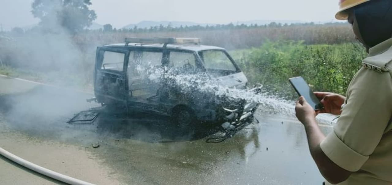 <p> ದೇವಸ್ಥಾನಕ್ಕೆಂದು ಹೋಗುತ್ತಿದ್ದ ಓಮಿನಿ ಕಾರೊಂದು ರಸ್ತೆಯಲ್ಲಿಯೇ ಹೊತ್ತಿಉರಿದ ಘಟನೆ ನಡೆದಿದೆ. ಈ ಆಕಸ್ಮಿಕ ಬೆಂಕಿ ಅವಘಡವೂ ಹಾವೇರಿ ಜಿಲ್ಲೆಯ ರಟ್ಟಿಹಳ್ಳಿ ತಾಲೂಕಿನ ಕುಮದ್ವತಿ ನದಿ ಕ್ರಾಸ್ ಬಳಿ ನಡೆದಿದೆ.</p> <p> ದೇವಸ್ಥಾನಕ್ಕೆಂದು ಹೋಗುತ್ತಿದ್ದ ಓಮಿನಿ ಕಾರೊಂದು ರಸ್ತೆಯಲ್ಲಿಯೇ ಹೊತ್ತಿಉರಿದ ಘಟನೆ ನಡೆದಿದೆ. ಈ ಆಕಸ್ಮಿಕ ಬೆಂಕಿ ಅವಘಡವೂ ಹಾವೇರಿ ಜಿಲ್ಲೆಯ ರಟ್ಟಿಹಳ್ಳಿ ತಾಲೂಕಿನ ಕುಮದ್ವತಿ ನದಿ ಕ್ರಾಸ್ ಬಳಿ ನಡೆದಿದೆ.</p>