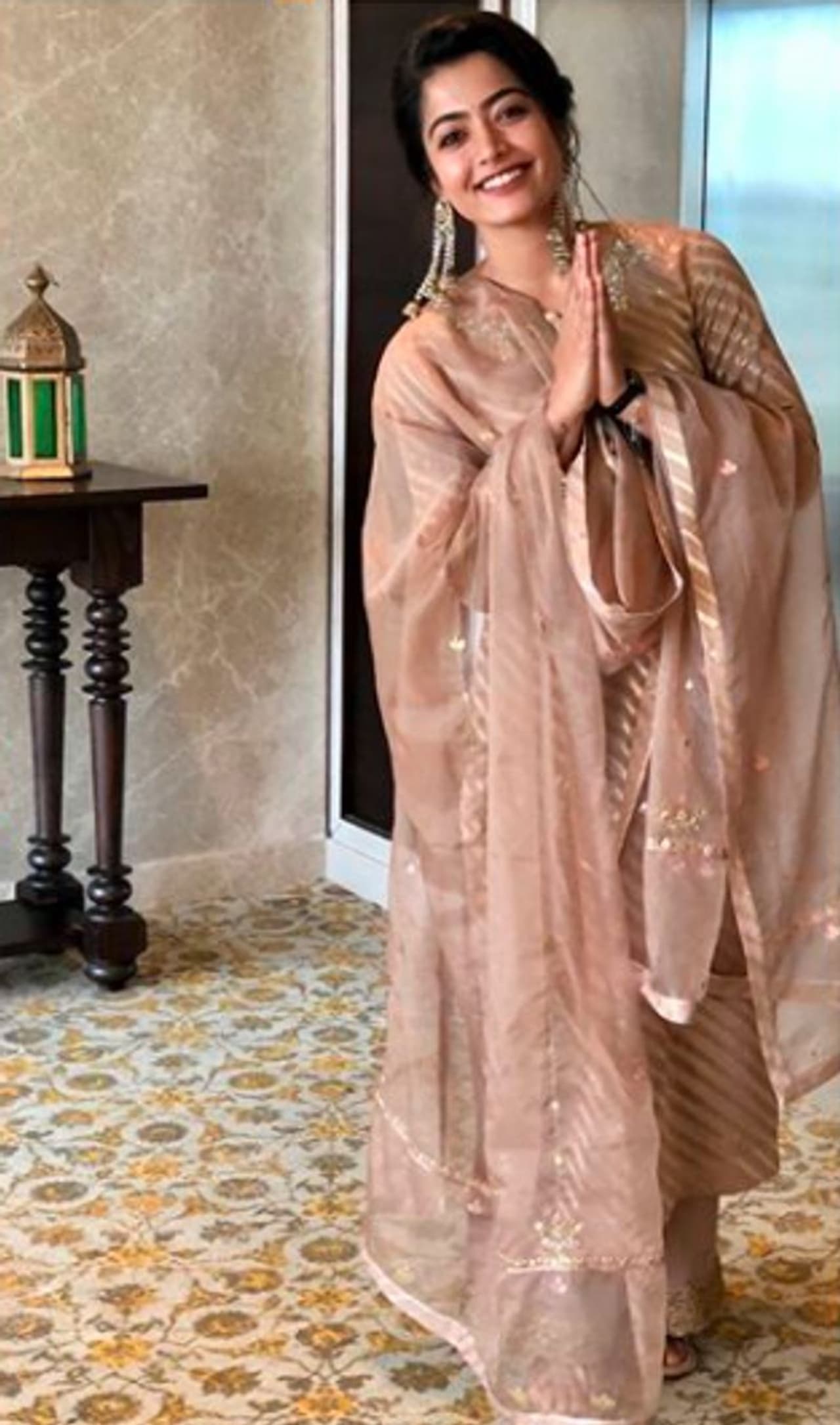 <p>ನಟಿ ರಶ್ಮಿಕಾ ಮಂದಣ್ಣ ದಸರಾಗೆ ಸ್ಟೈಲಿಷ್ ಲುಕ್ನಲ್ಲಿ ಕಾಣಿಸಿಕೊಂಡಿದ್ದಾರೆ. ನಮಸ್ತೆ ಪೋಸ್ ಕೊಟ್ಟ ನಟಿ ಎಲ್ಲರಿಗೂ ದಸರಾ ಶುಭಾಶಯ ತಿಳಿಸಿದ್ದಾರೆ.</p> <p>ನಟಿ ರಶ್ಮಿಕಾ ಮಂದಣ್ಣ ದಸರಾಗೆ ಸ್ಟೈಲಿಷ್ ಲುಕ್ನಲ್ಲಿ ಕಾಣಿಸಿಕೊಂಡಿದ್ದಾರೆ. ನಮಸ್ತೆ ಪೋಸ್ ಕೊಟ್ಟ ನಟಿ ಎಲ್ಲರಿಗೂ ದಸರಾ ಶುಭಾಶಯ ತಿಳಿಸಿದ್ದಾರೆ.</p>