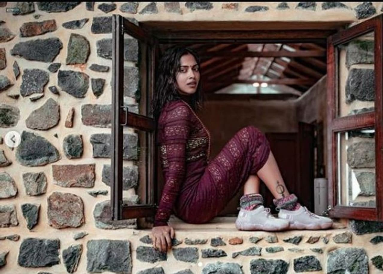 <p>“தலைவா” படத்தில் நடிக்கும் போது அந்த படத்தின் இயக்குநர் ஏ.எல்.விஜய்க்கும், நடிகை அமலா பாலுக்கும் இடையே காதல் ஏற்பட்டது. இதையடுத்து இருவரும் பெற்றோர் சம்மதத்துடன் திருமணம் செய்துகொண்டனர். 2014ம் ஆண்டு திருமணம் செய்து கொண்ட இருவரும், கருத்து வேறுபாடு காரணமாக 2017ம் ஆண்டு விவாகரத்து பெற்றனர்.</p> <p>“தலைவா” படத்தில் நடிக்கும் போது அந்த படத்தின் இயக்குநர் ஏ.எல்.விஜய்க்கும், நடிகை அமலா பாலுக்கும் இடையே காதல் ஏற்பட்டது. இதையடுத்து இருவரும் பெற்றோர் சம்மதத்துடன் திருமணம் செய்துகொண்டனர். 2014ம் ஆண்டு திருமணம் செய்து கொண்ட இருவரும், கருத்து வேறுபாடு காரணமாக 2017ம் ஆண்டு விவாகரத்து பெற்றனர்.</p>