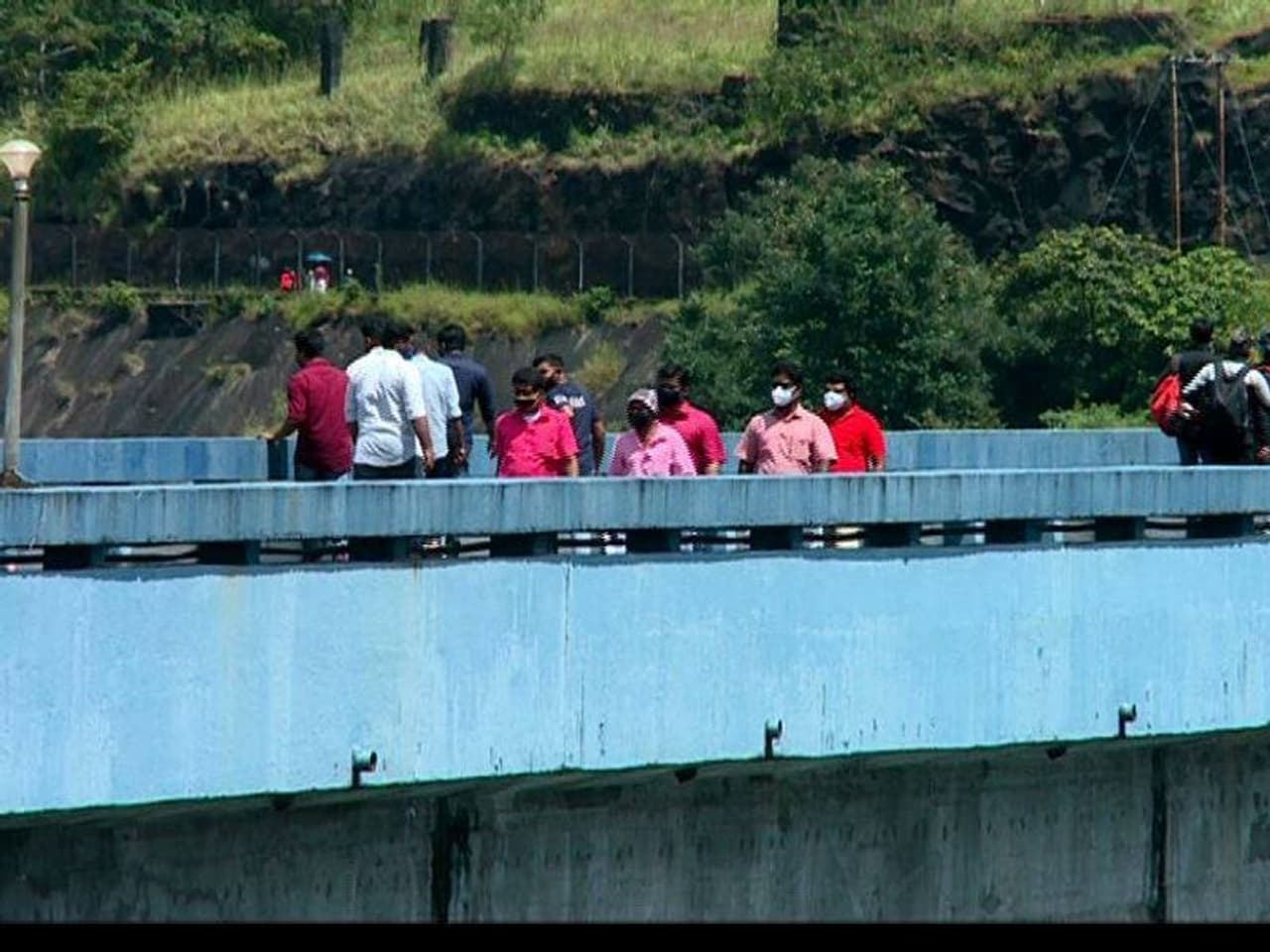 <p>കൊവിഡ് കുരുക്കിയിട്ട ഏഴ് മാസത്തിന് ശേഷം ഇടുക്കി ഡാം സഞ്ചാരികൾക്കായി തുറന്നു. ചെറുതോണി, ഇടുക്കി ഡാമുകളിലേക്കും, വൈശാലി ഗുഹയിലേക്കുമുള്ള യാത്ര പൂർണ്ണമായും കൊവിഡ് മാനദണ്ഡങ്ങൾ പാലിച്ചാണ്.</p>