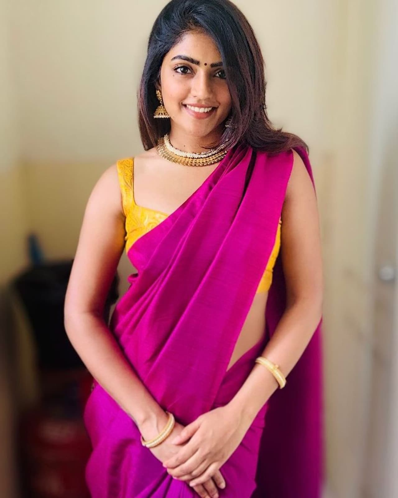 <p>ప్రస్తుతం ఈషా రెబ్బా విజయదశమి సందర్భంగా దిగిన ఫోటో సోషల్ మీడియా ద్వారా అభిమానులతో పంచుకుంటూ దసరా శుభాకాంక్షలు తెలిపింది. ఇవి విశేషంగా ఆకట్టుకుంటున్నాయి. <br /> </p> <p>ప్రస్తుతం ఈషా రెబ్బా విజయదశమి సందర్భంగా దిగిన ఫోటో సోషల్ మీడియా ద్వారా అభిమానులతో పంచుకుంటూ దసరా శుభాకాంక్షలు తెలిపింది. ఇవి విశేషంగా ఆకట్టుకుంటున్నాయి. <br /> </p>