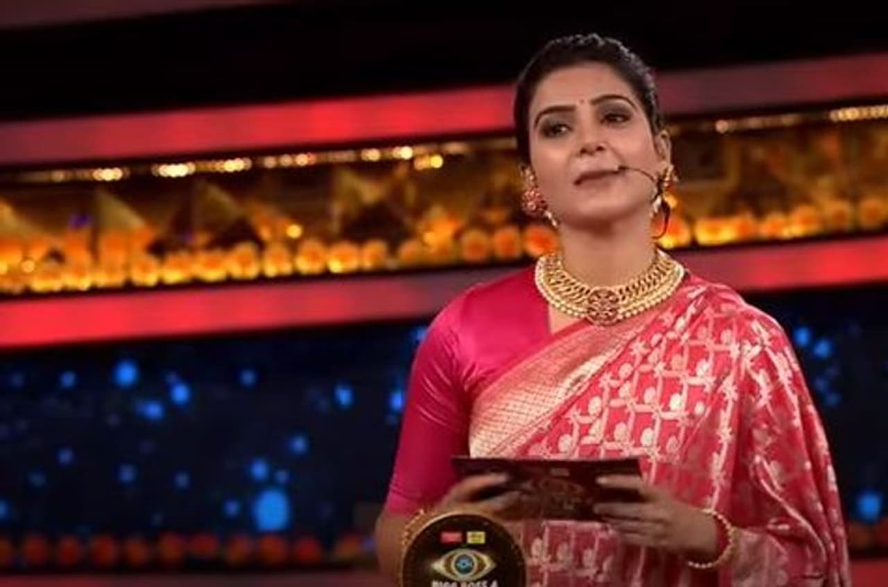 <p>సమంత `బిగ్‌బాస్‌4` గెస్ట్ హోస్ట్ గా మెరిసిన విషయం తెలిసిందే. నాగార్జున `వైల్డ్ డాగ్‌` షూటింగ్‌ కోసం హిమాలయాలకు వెళ్లడంతో ఆయన స్థానంలో సమంత వ్యాఖ్యాతగా మెరిశారు. నిజంగా శనివారం కూడా ఆమె రావాల్సింది కాదే, హోస్ట్ లేకుండానే లాగించారు. ఇక ఆదివారం హోస్ట్ గా మెరిసింది సమంత. దసరా స్పెషల్‌ ఈవెంట్‌తో తొలిసారి హ్యాండిల్‌ చేసింది.&nbsp;</p>