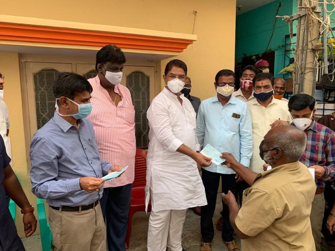 <p>ದತ್ತಾತ್ರೇಯ ನಗರ, ಕುಮಾರಸ್ವಾಮಿ ಲೇಔಟ್ನಲ್ಲಿ ತಲಾ 25,000ದಂತೆ 344 ಕುಟುಂಬಗಳಿಗೆ 86 ಲಕ್ಷ ಪರಿಹಾರ ವಿತರಣೆ</p> <p>ದತ್ತಾತ್ರೇಯ ನಗರ, ಕುಮಾರಸ್ವಾಮಿ ಲೇಔಟ್ನಲ್ಲಿ ತಲಾ 25,000ದಂತೆ 344 ಕುಟುಂಬಗಳಿಗೆ 86 ಲಕ್ಷ ಪರಿಹಾರ ವಿತರಣೆ</p>