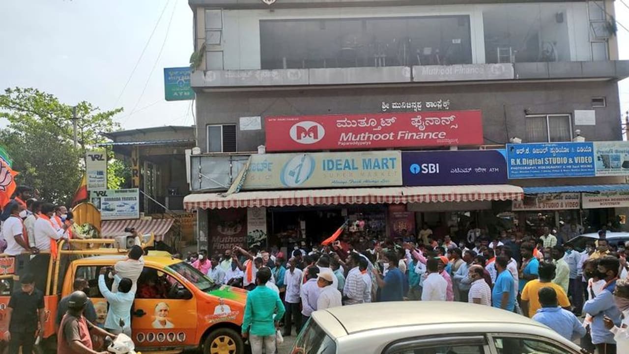 <p>ಆರ್.ಆರ್.ನಗರ ವಿಧಾನಸಭಾ ಕ್ಷೇತ್ರದಲ್ಲಿ ಸೋಮವಾರ ಬಿಜೆಪಿ ಅಭ್ಯರ್ಥಿ ಮುನಿರತ್ನ ಪರ ನಡೆಸಿದ ಡಿ.ವಿ.ಸದಾನಂದಗೌಡ </p> <p>ಆರ್.ಆರ್.ನಗರ ವಿಧಾನಸಭಾ ಕ್ಷೇತ್ರದಲ್ಲಿ ಸೋಮವಾರ ಬಿಜೆಪಿ ಅಭ್ಯರ್ಥಿ ಮುನಿರತ್ನ ಪರ ನಡೆಸಿದ ಡಿ.ವಿ.ಸದಾನಂದಗೌಡ </p>